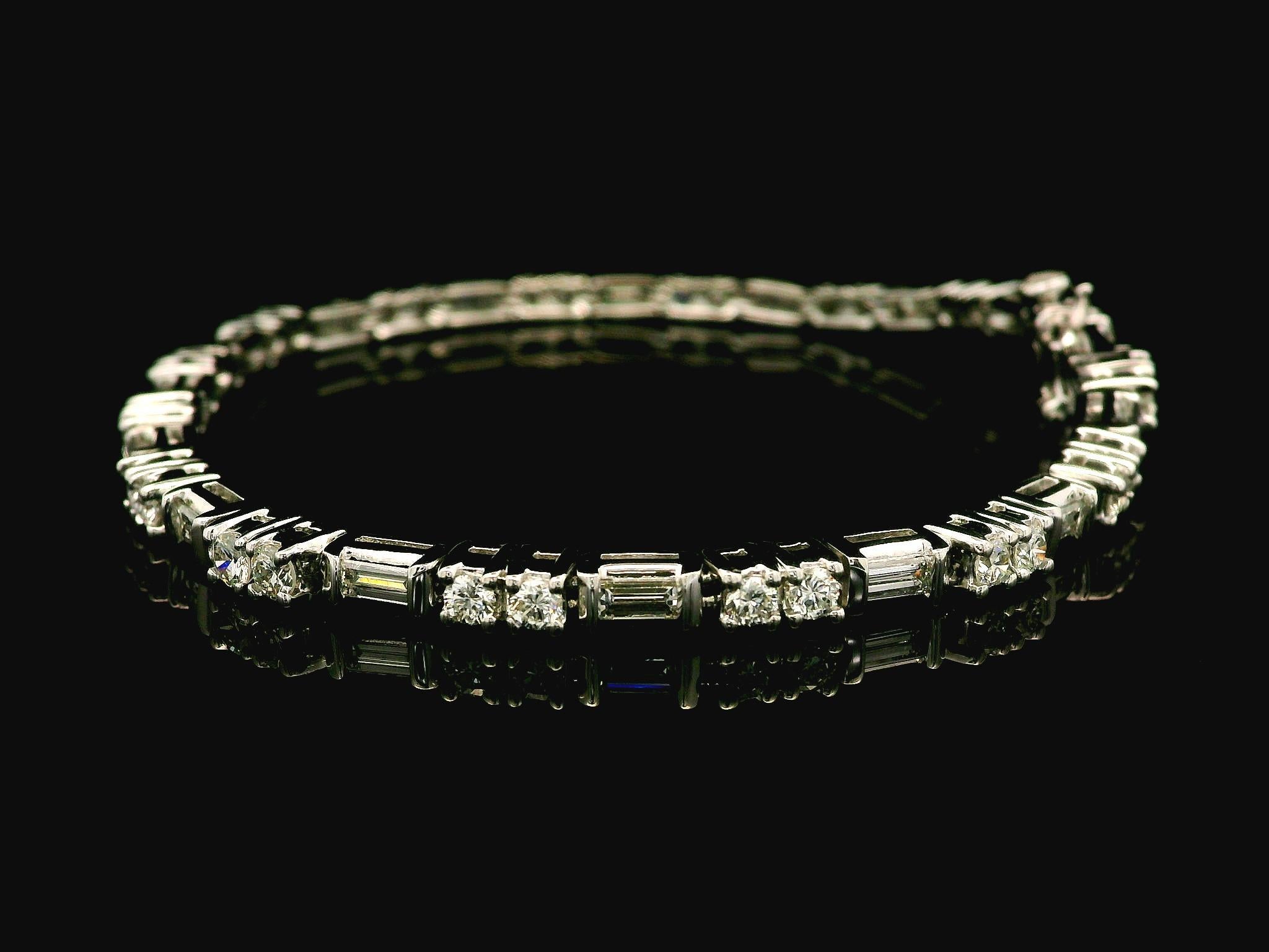 Bracelet tennis Kwiat en or blanc 18 carats avec diamants baguettes et ronds de 3,25 carats Pour femmes en vente