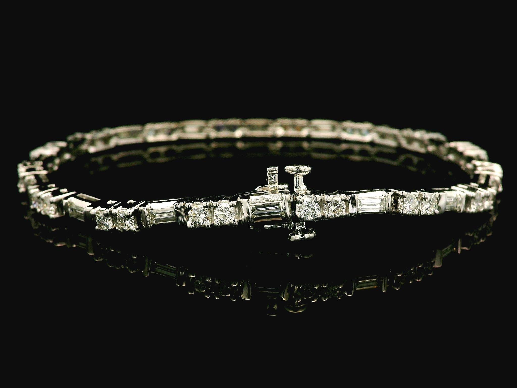 Bracelet tennis Kwiat en or blanc 18 carats avec diamants baguettes et ronds de 3,25 carats en vente 1