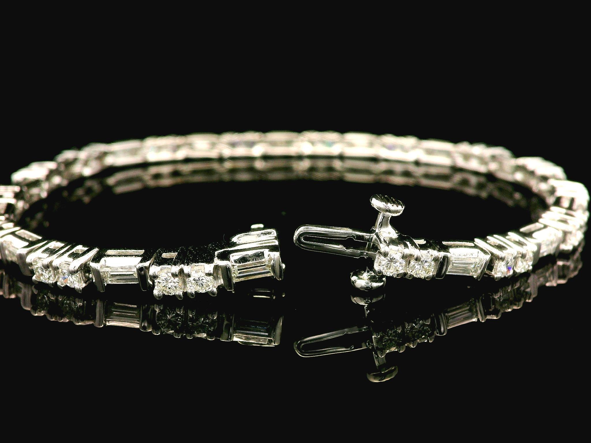 Bracelet tennis Kwiat en or blanc 18 carats avec diamants baguettes et ronds de 3,25 carats en vente 2