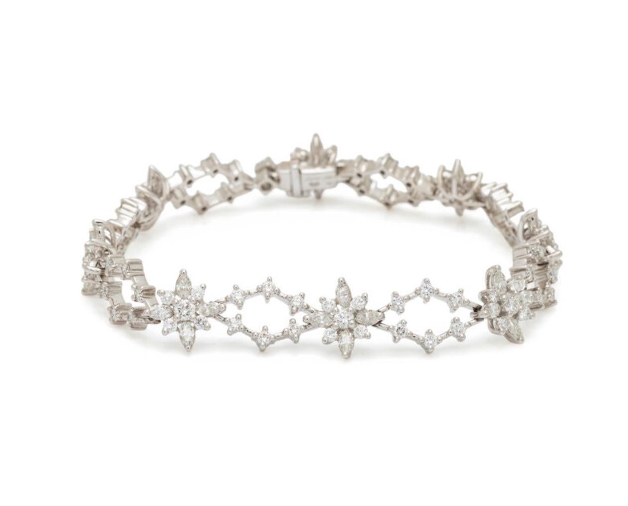 Ce magnifique bracelet de Kwiat est l'une des pièces maîtresses de la Collection S. Il contient des diamants ronds de taille brillant et des diamants de taille marquise de grande qualité, pesant au total environ 5,45 carats. Monté en or blanc 18