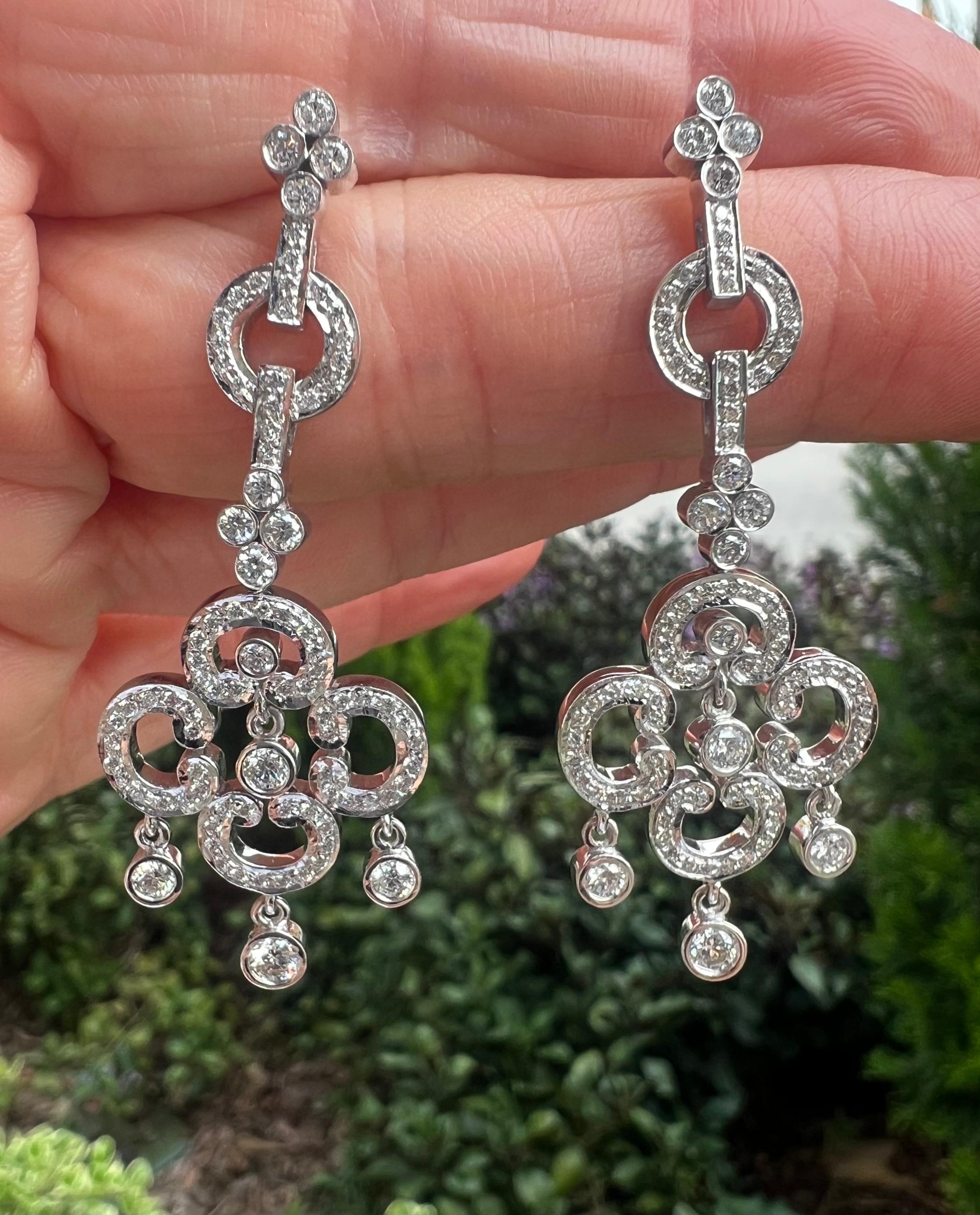 Taille brillant Boucles d'oreilles pendantes en or blanc 18 ct avec diamants Deco de Kwiat en vente