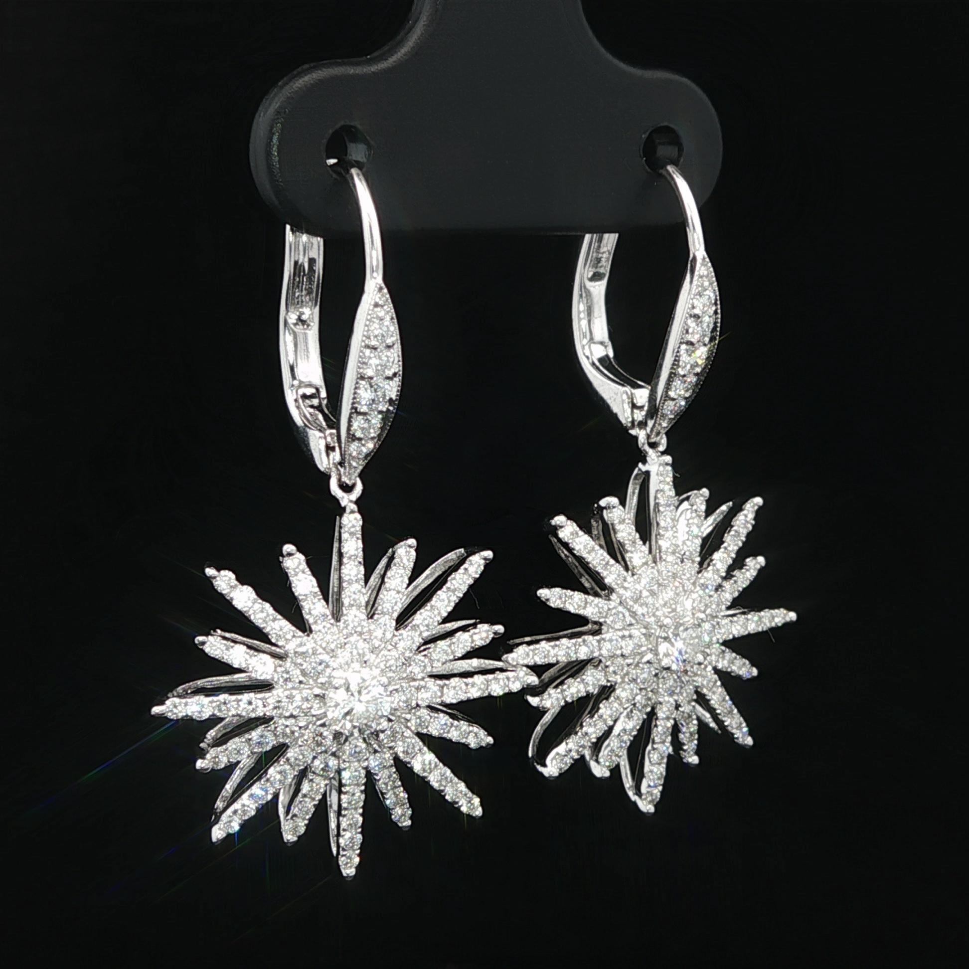 Taglio brillante Kwiat, orecchini a goccia con diamanti in oro bianco 18 carati, a forma di stella, con apertura a raggiera in vendita