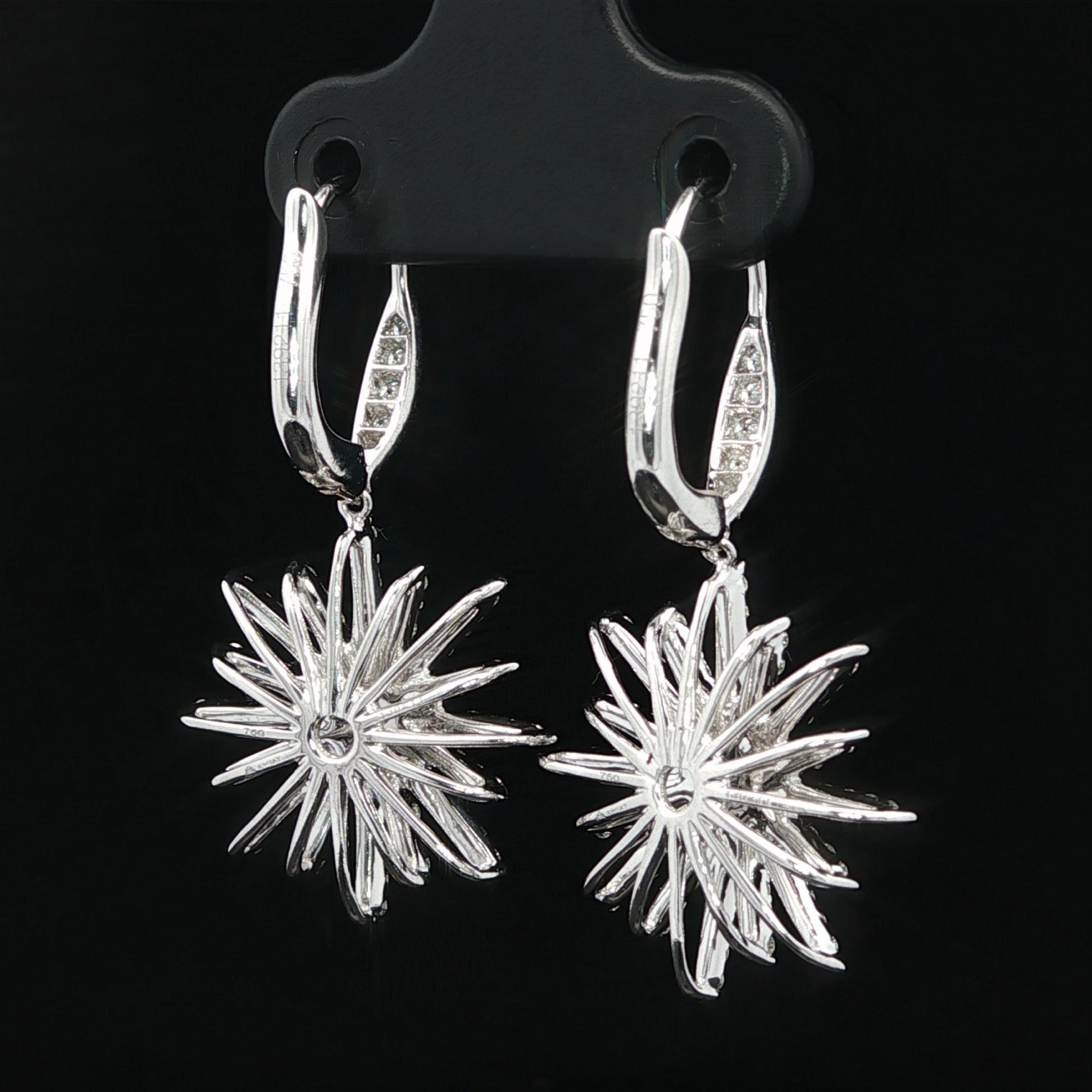 Kwiat, orecchini a goccia con diamanti in oro bianco 18 carati, a forma di stella, con apertura a raggiera In condizioni buone in vendita a Montclair, NJ