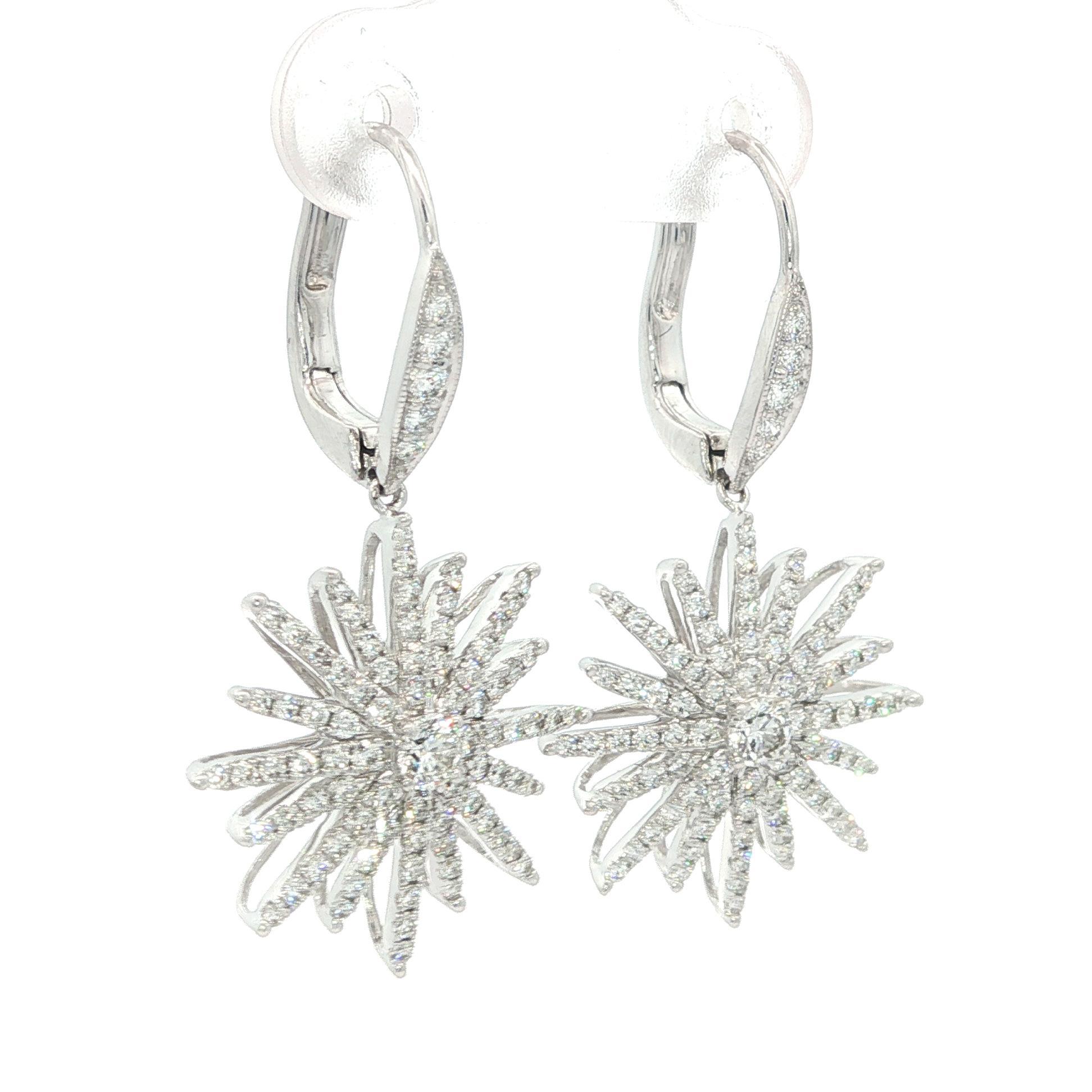 Kwiat, orecchini a goccia con diamanti in oro bianco 18 carati, a forma di stella, con apertura a raggiera in vendita 2