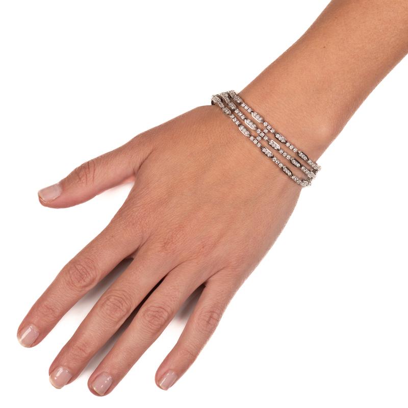 Ce magnifique bracelet de Kwiat présente des diamants ronds d'un poids total d'environ 4,92 carats, reliés entre eux par un fermoir à bascule en diamant. Le PDSF est de 12 900 $. Numéro de série 49xxx
Diamants : G-H SI1
État : excellent. Aucun signe