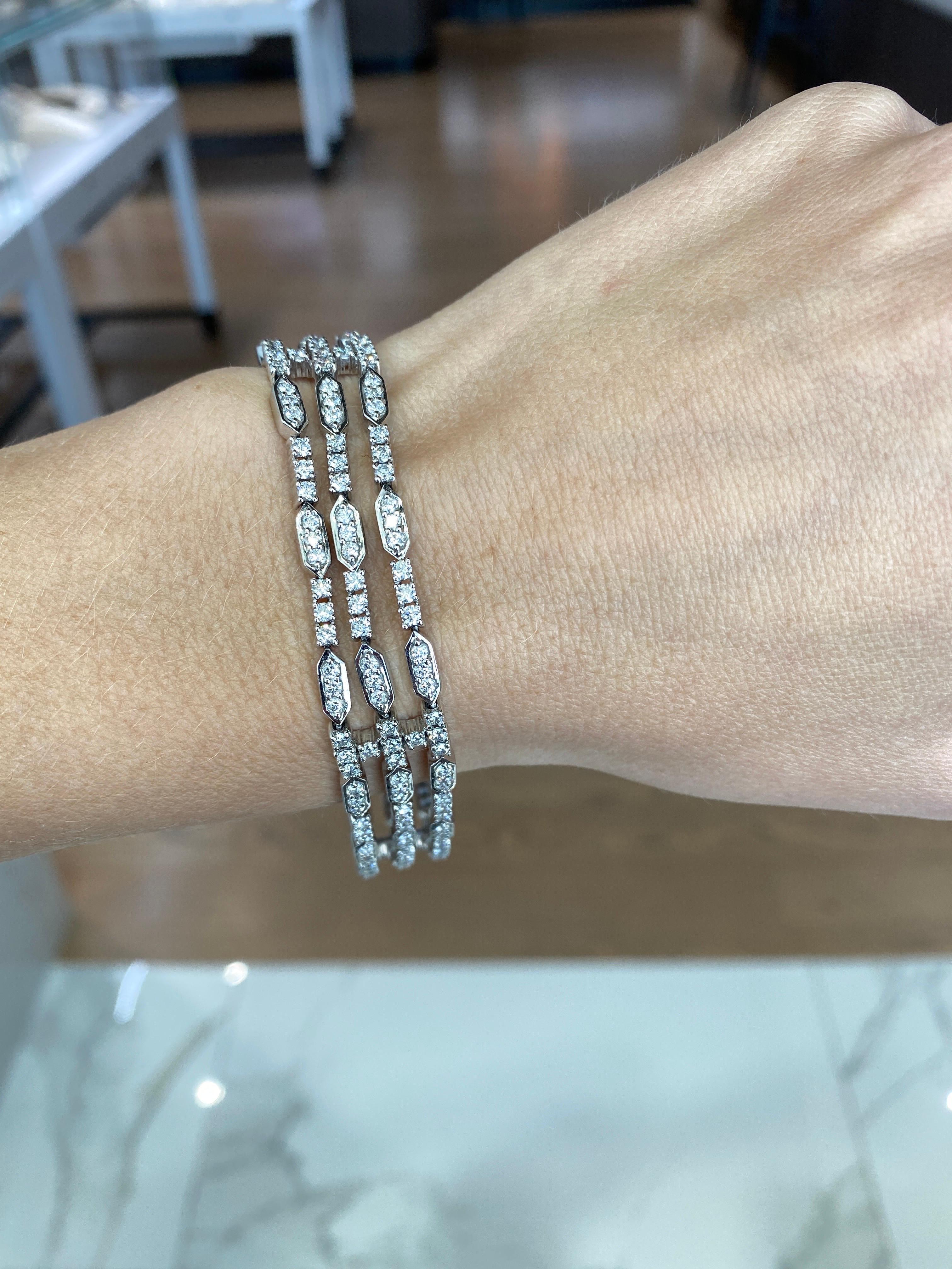 Kwiat 4.92 Carat Total Weight Round Diamond Triple Link Diamond Bracelet In Excellent Condition For Sale In Houston, TX