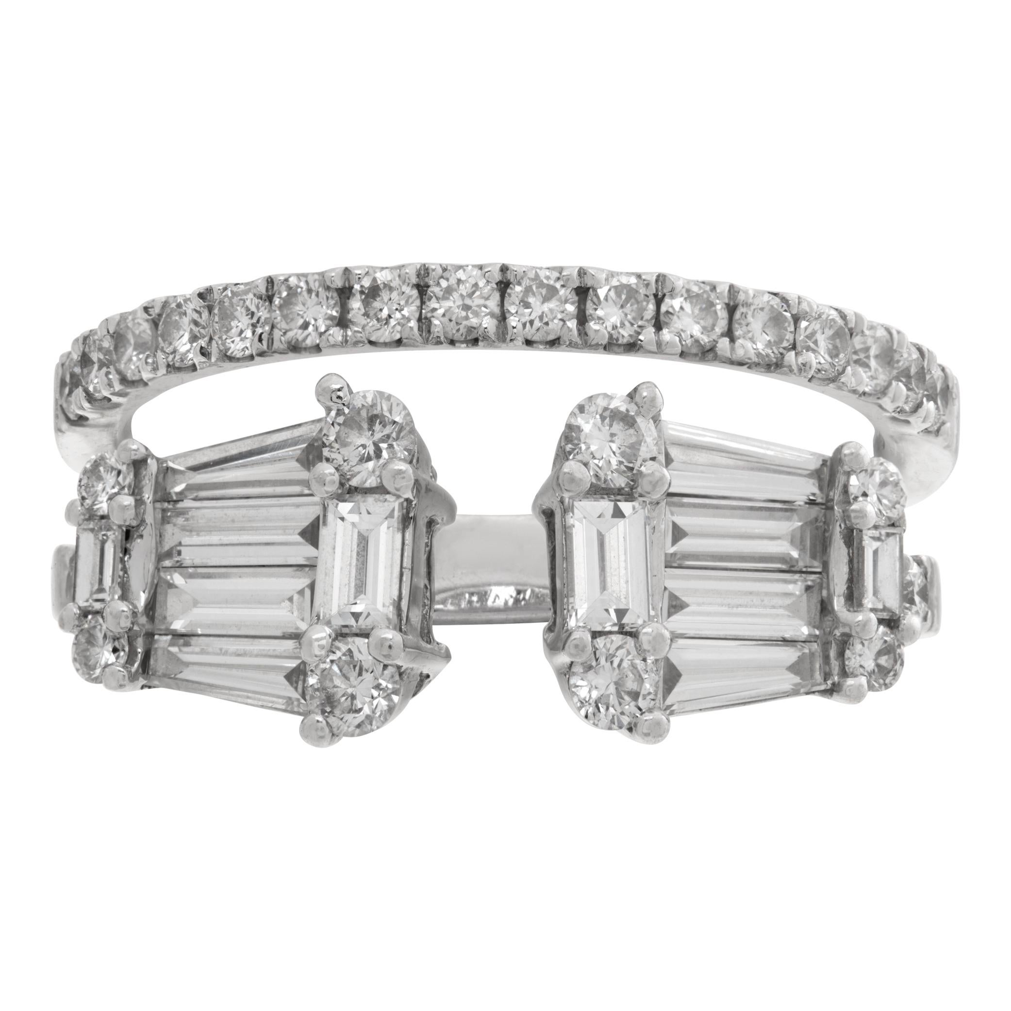 Anello di diamanti Kwiat con diamanti rotondi e bagutte in oro bianco 18k con circa 1,50 carati di diamanti di colore G-H e purezza VS. Taglia 4.5

Questo anello con diamante è attualmente di misura 4.5 e alcuni articoli possono essere aumentati o