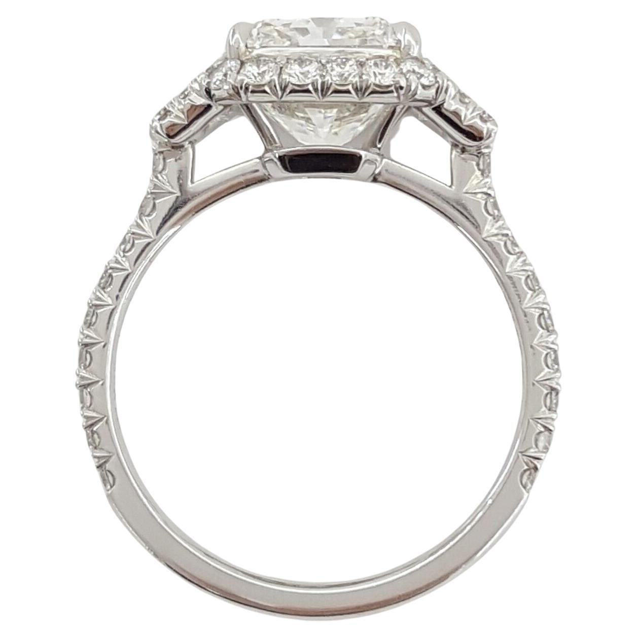 Moderne KWIAT Bague de fiançailles à trois pierres en platine avec halo de diamants en vente