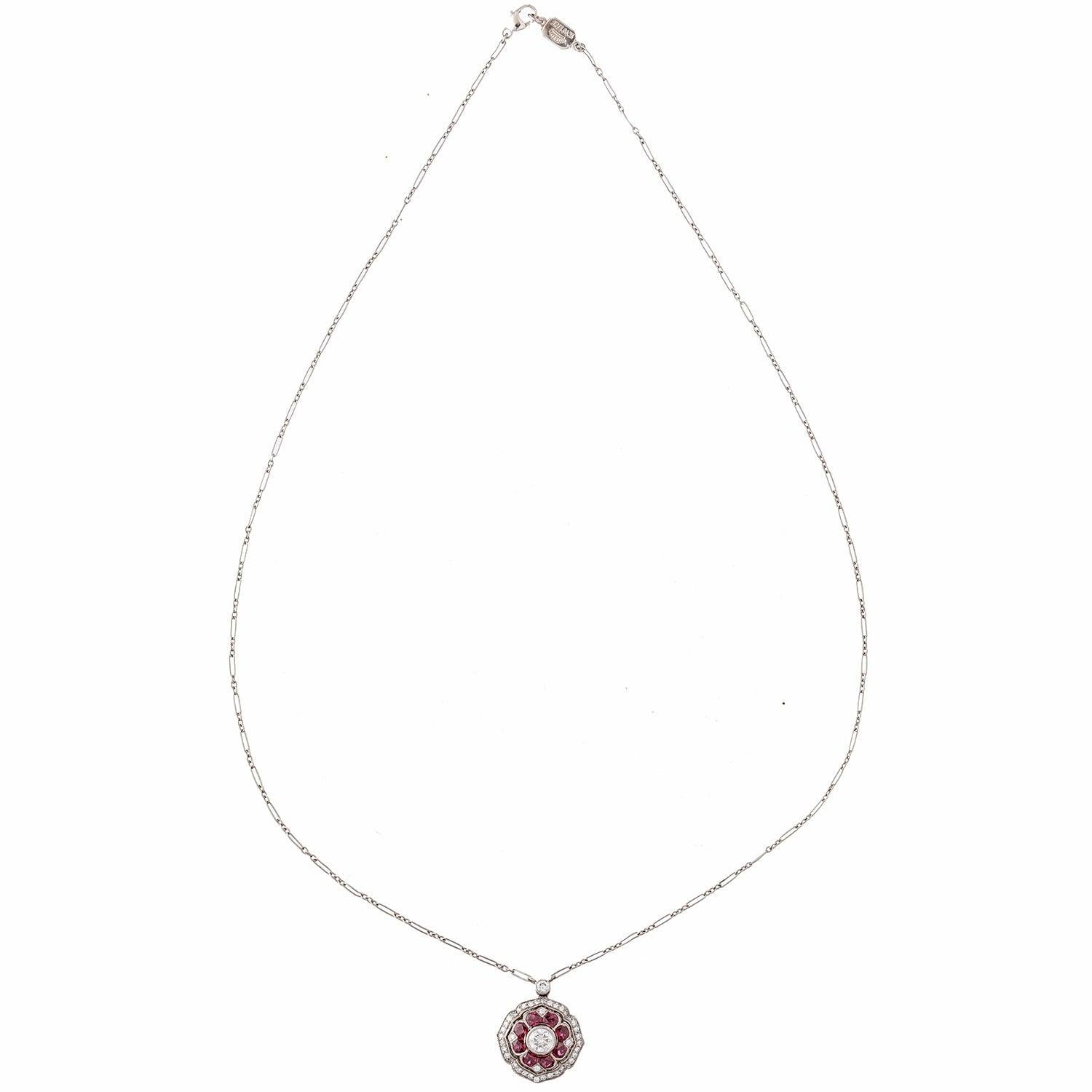 Pendentif à motif floral en diamants et rubis de Kwiat. Fabriqué à la main en or blanc 18k avec des détails milgrainés et suspendu à un collier à chaîne de 17