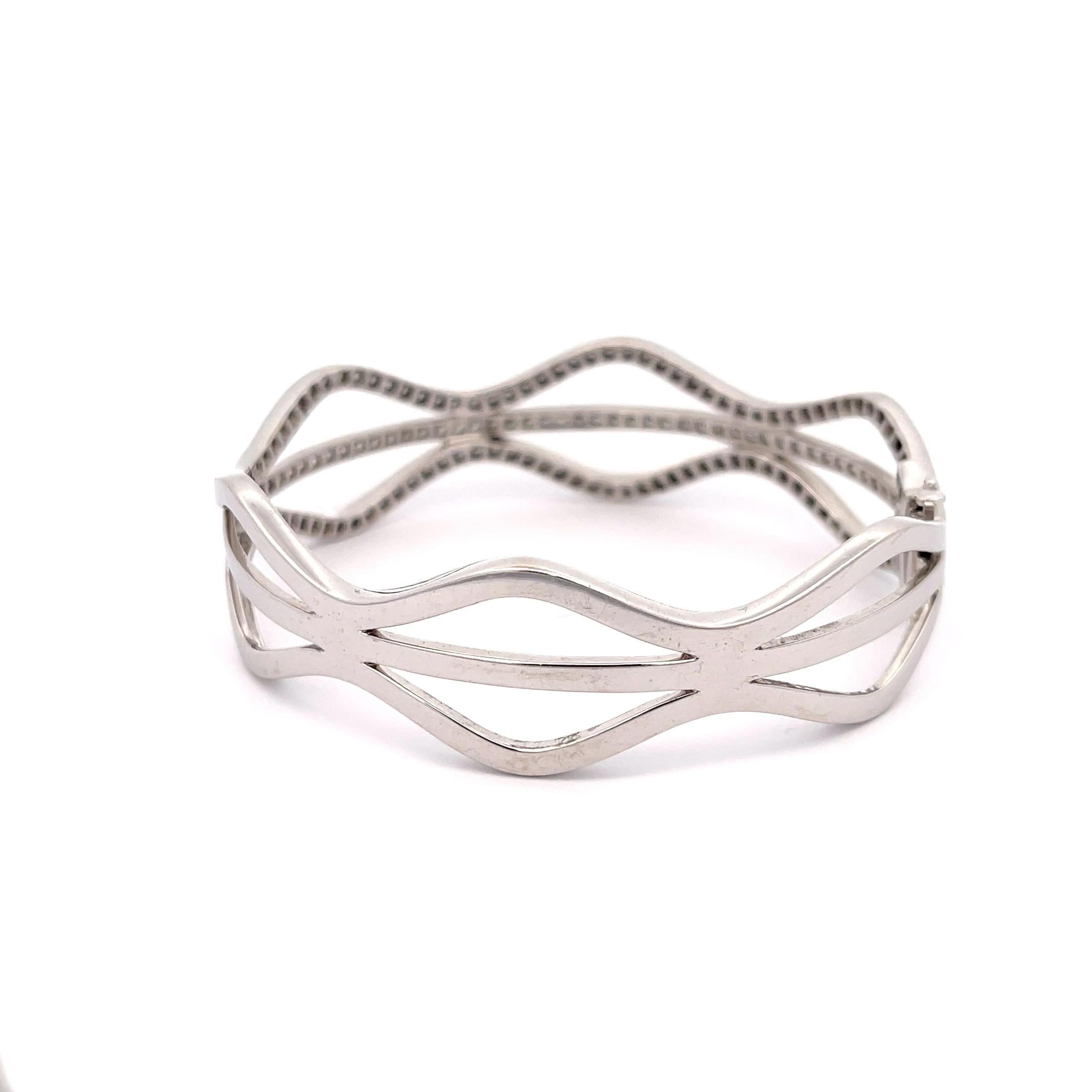 Bracciale Kwiat Diamond Wave in oro bianco 18 carati. Il bracciale presenta 3,64 carati di diamanti brillanti a taglio rotondo, colore G-H, purezza VS2-SI1. 
34,9 grammi
18,25 mm Punto più largo
