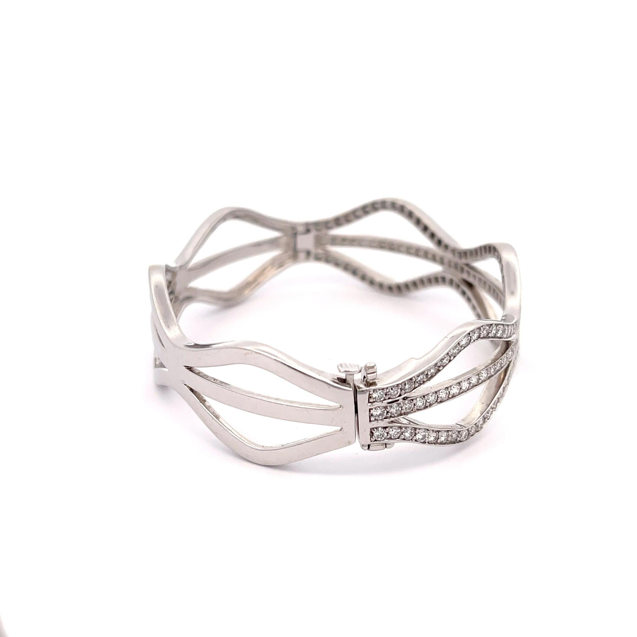 Taglio rotondo Bracciale a onda con diamante Kwiat in oro bianco 18 carati in vendita