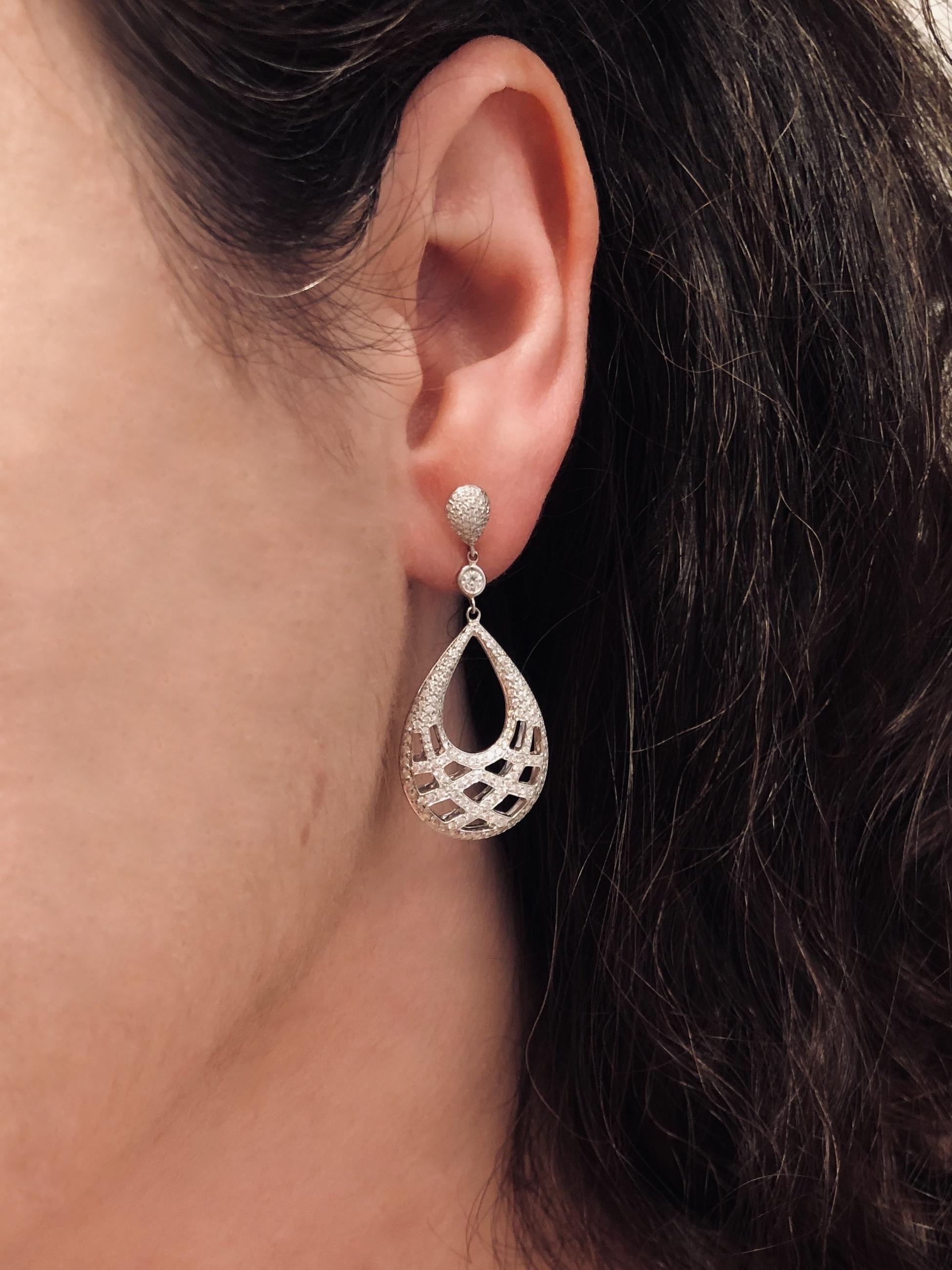 Contemporary Kwiat Jacquard Diamond Earrings in 18 Karat White Gold