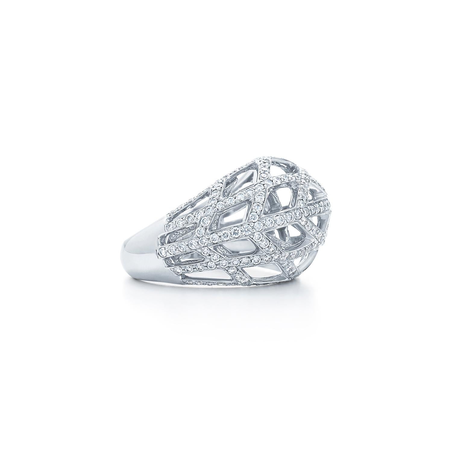 Anello con diamante in oro bianco 18k, firmato Kwiat

Questo anello di diamanti appartiene alla Jacquard Collection con 290 diamanti tondi taglio brillante per un totale di 1,62 carati, FG/VS montati in oro bianco 18 carati,  La misura dell'anello è