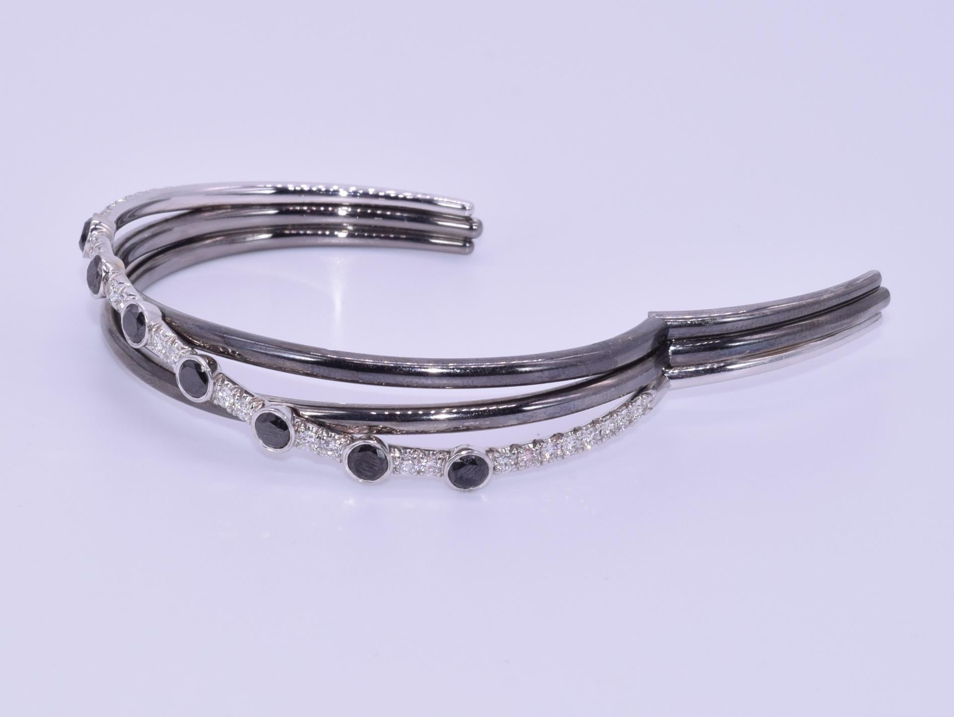 Kwiat Lyric Diamond Bangle in 18 Karat White Gold In Excellent Condition For Sale In New York, NY