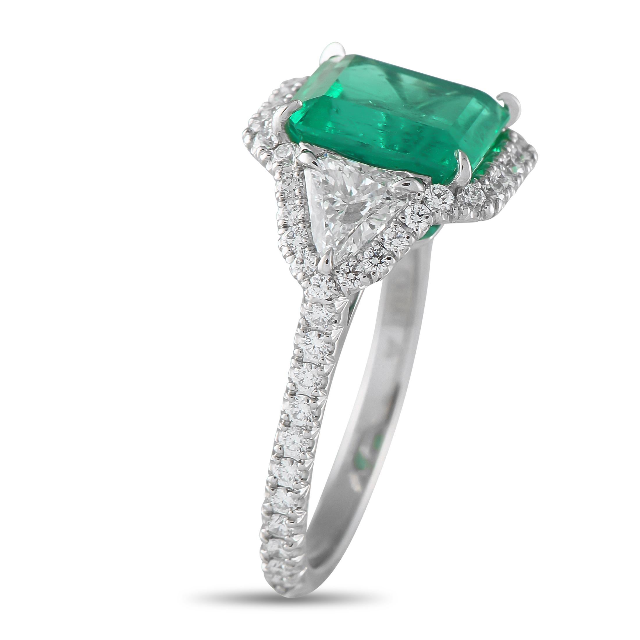 Dieser Ring von Kwiat verleiht jedem Ensemble einen stilvollen Farbakzent. Die schlichte und elegante Platinfassung wird durch funkelnde Diamanten von insgesamt 1,0 Karat veredelt. Ein strahlender 3,85-karätiger Smaragd steht im Mittelpunkt des
