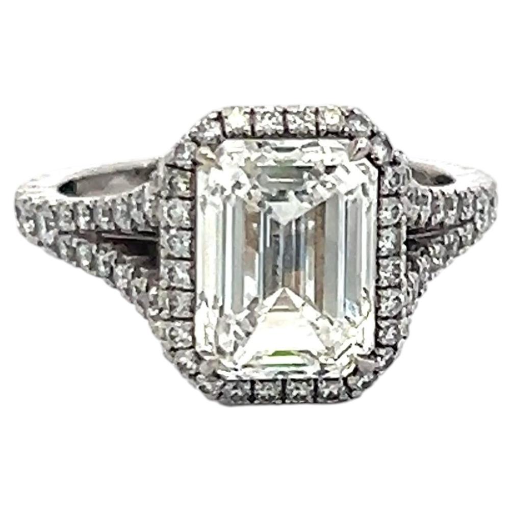 Anillo de compromiso Kwiat Platinum con diamantes de 3,14 ct en talla esmeralda y redonda, G VS2 (GIA) en venta