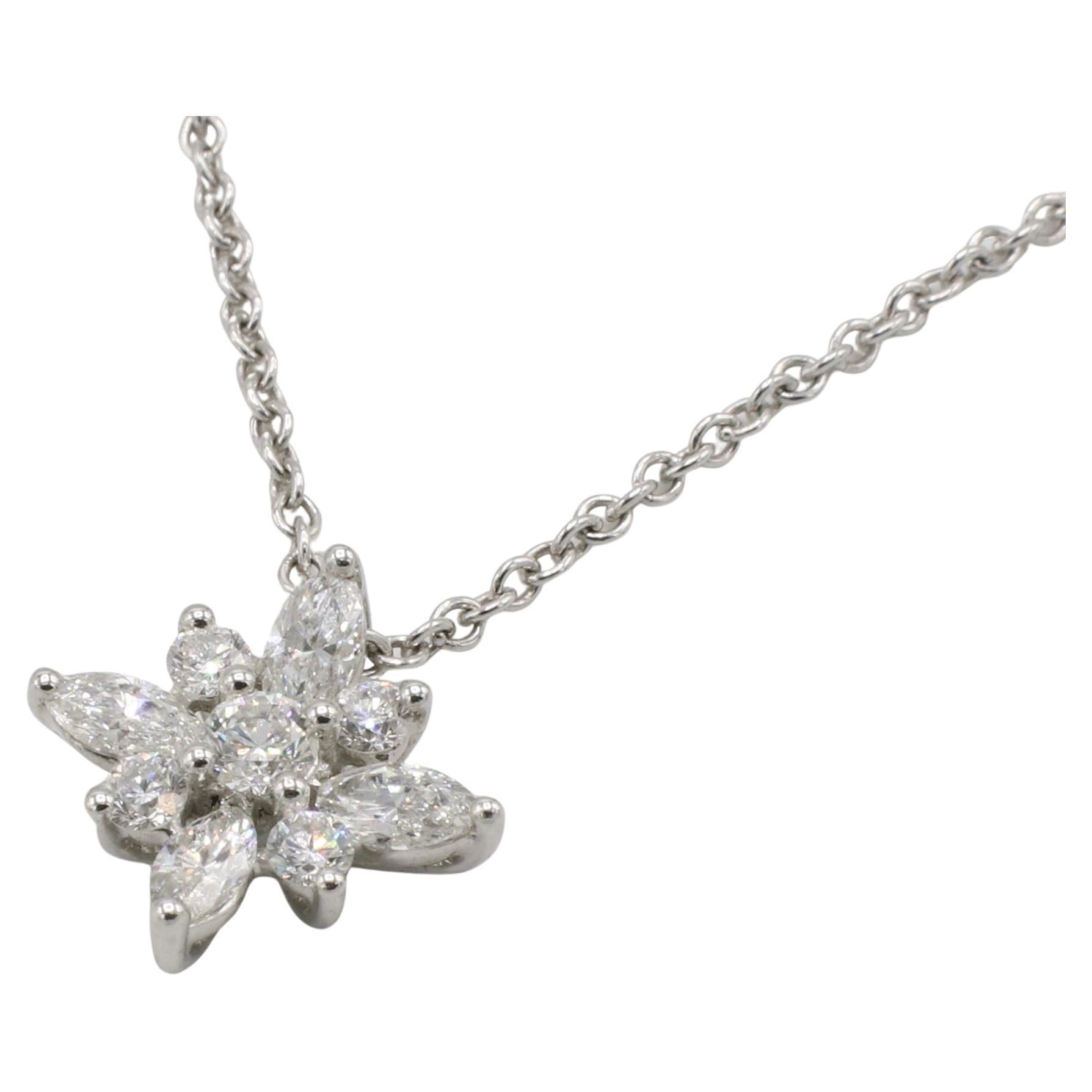 Collana con ciondolo a stella in platino e diamanti naturali Kwiat 
Metallo: Platino
Peso: 6.51 grammi
Diamanti: Diamanti naturali marquise e rotondi circa 0,93 CTW D-F VVS
Ciondolo: 14 mm
Lunghezza: 16 pollici (con possibilità di indossarlo a 15
