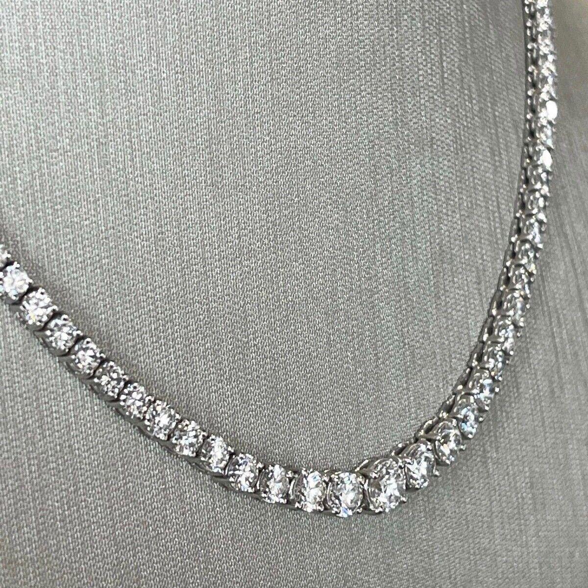 Marke: KWIAT

Collection'S: Riviera

Stil: Tennis-Halskette, abgestufte Diamanten

Steine: 100 KWIAT-Diamanten im Tiara-Schliff (übertrifft die GIA-Normen für einen exzellenten Schliff und sorgt dafür, dass jeder Stein größer und strahlender