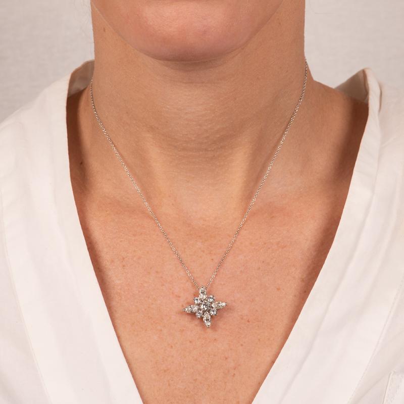 Dieser wunderschöne Anhänger aus der Kwiat Star Collection besteht aus runden und Marquise-Diamanten mit einem Gesamtgewicht von 1,48 Karat, gefasst in Platin. Die runden Diamanten sind von Marquis-Diamanten umgeben, die eine schöne Sternform
