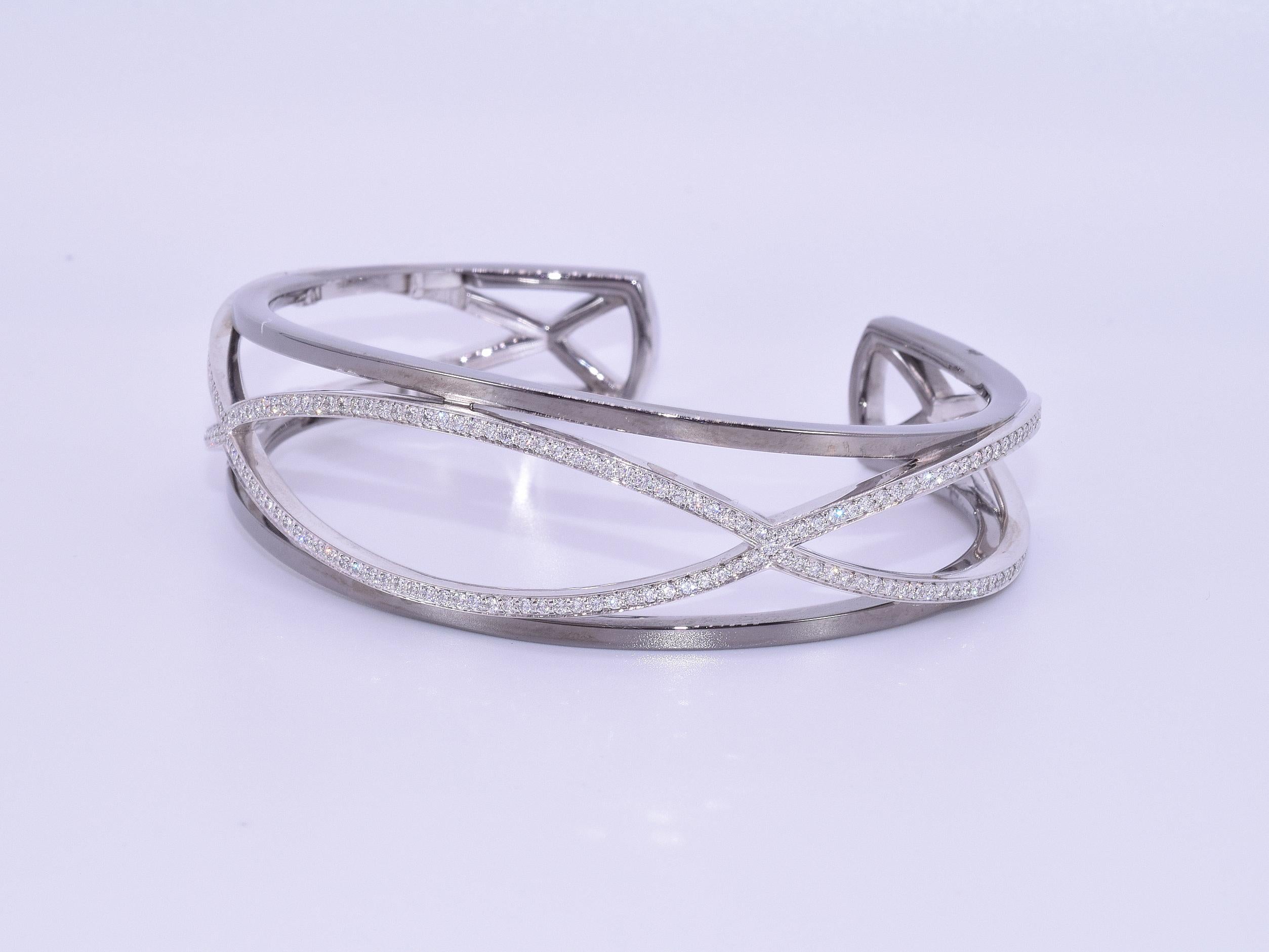 bracelet en or blanc 18k avec diamants, signé Kwiat

Ce bracelet diamant de la collection Wave est composé de 232 diamants ronds de taille brillant totalisant 1,59 carats, GH/VS2-SI1 montés en or blanc et noirci 18 carats.  Le prix de vente initial