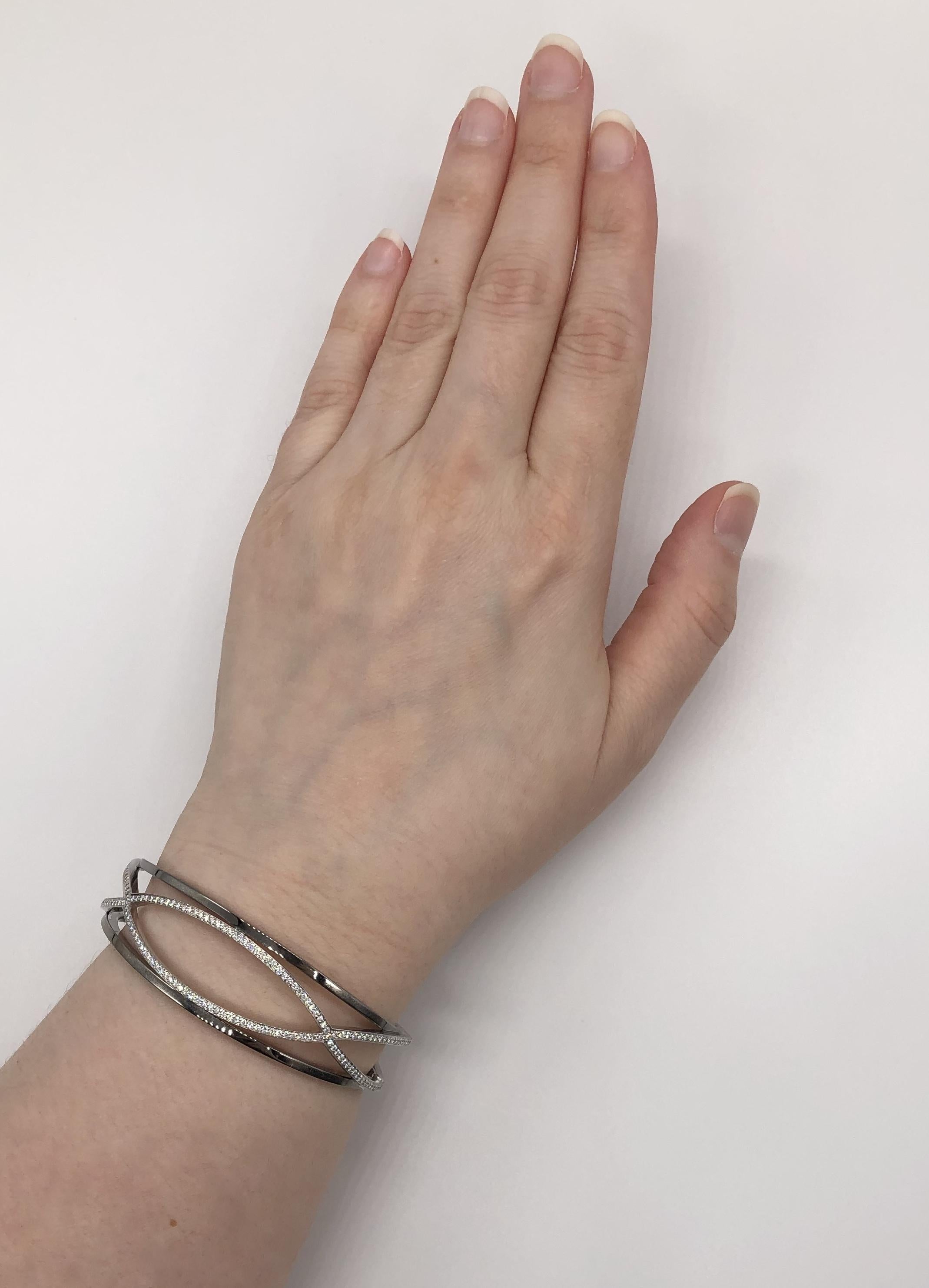Taille ronde Bracelet jonc Wave Kwiat en or blanc 18 carats en vente