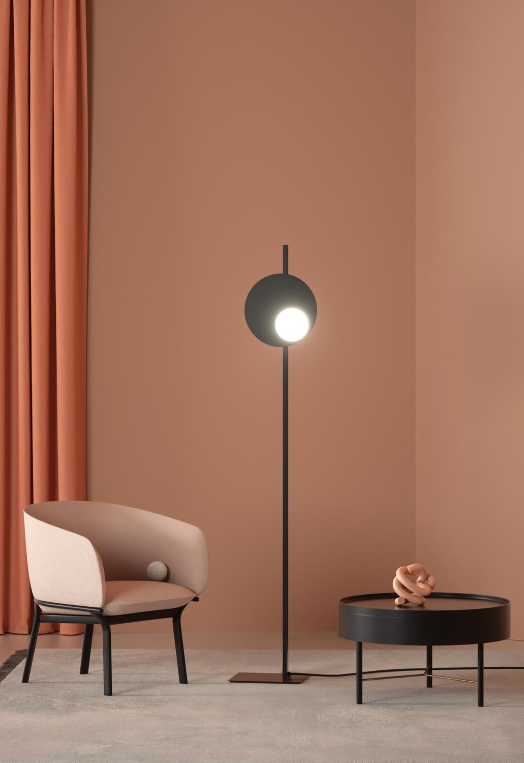 Kwic, designed by Serge and Robert Cornelissen, is a family of floor, suspension, ceiling or wall lamps.
A semi-spherical blown glass diffuser contains the integrated LED light source and overlaps, in a decentralized position, with a circular