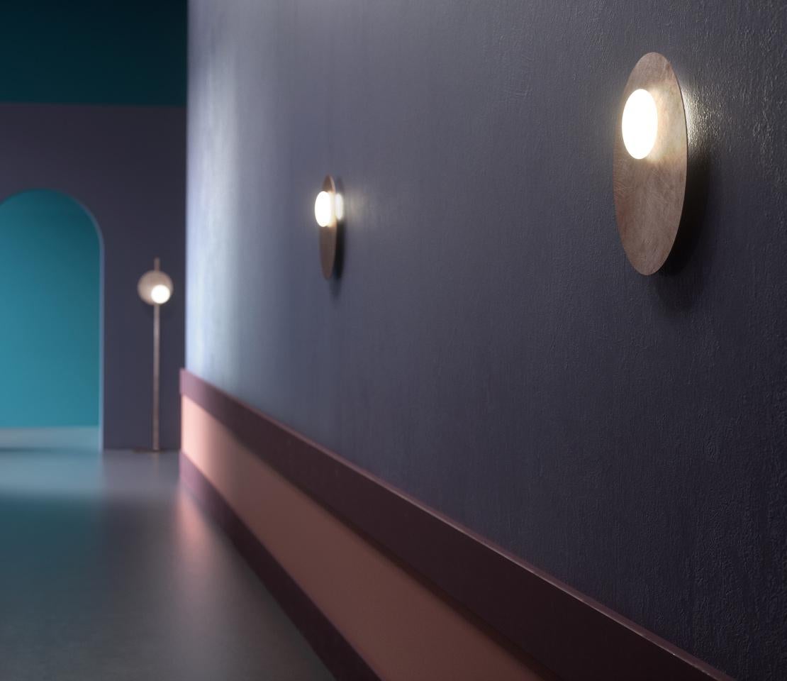 Kwic, designed by Serge and Robert Cornelissen, is a family of floor, suspension, ceiling or wall lamps.
A semi-spherical blown glass diffuser contains the integrated LED light source and overlaps – in a decentralized position – with a circular