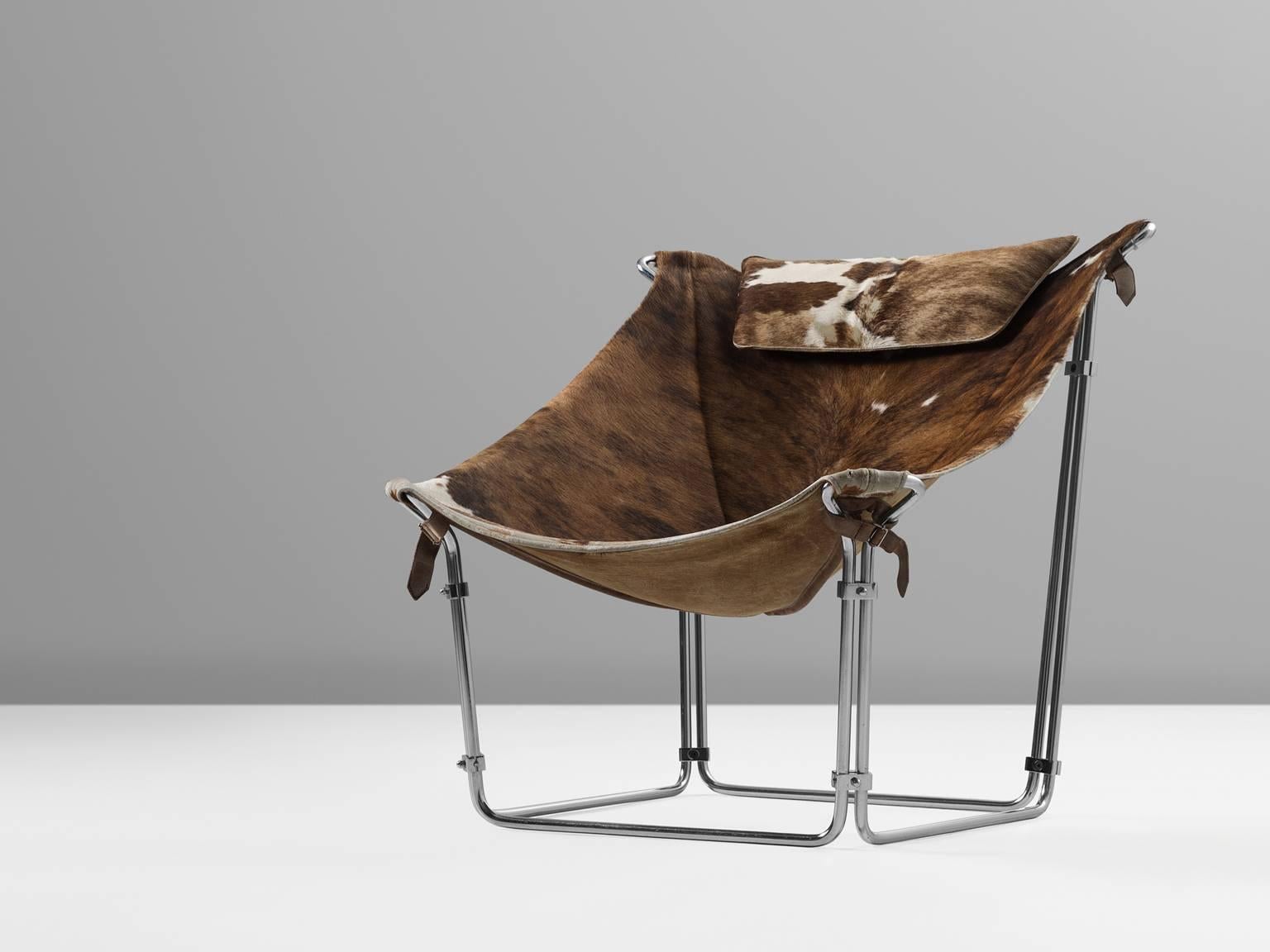Chair, cow hide, tubular steel, Steiner, Paris, 1969.

This extraordinary lounge chair by Kwok Hoi Chan is produced by Steiner, Paris. What marks this design is the frame made of tubular steel, covered with a beautiful hide.

Kwok Hoi Chan