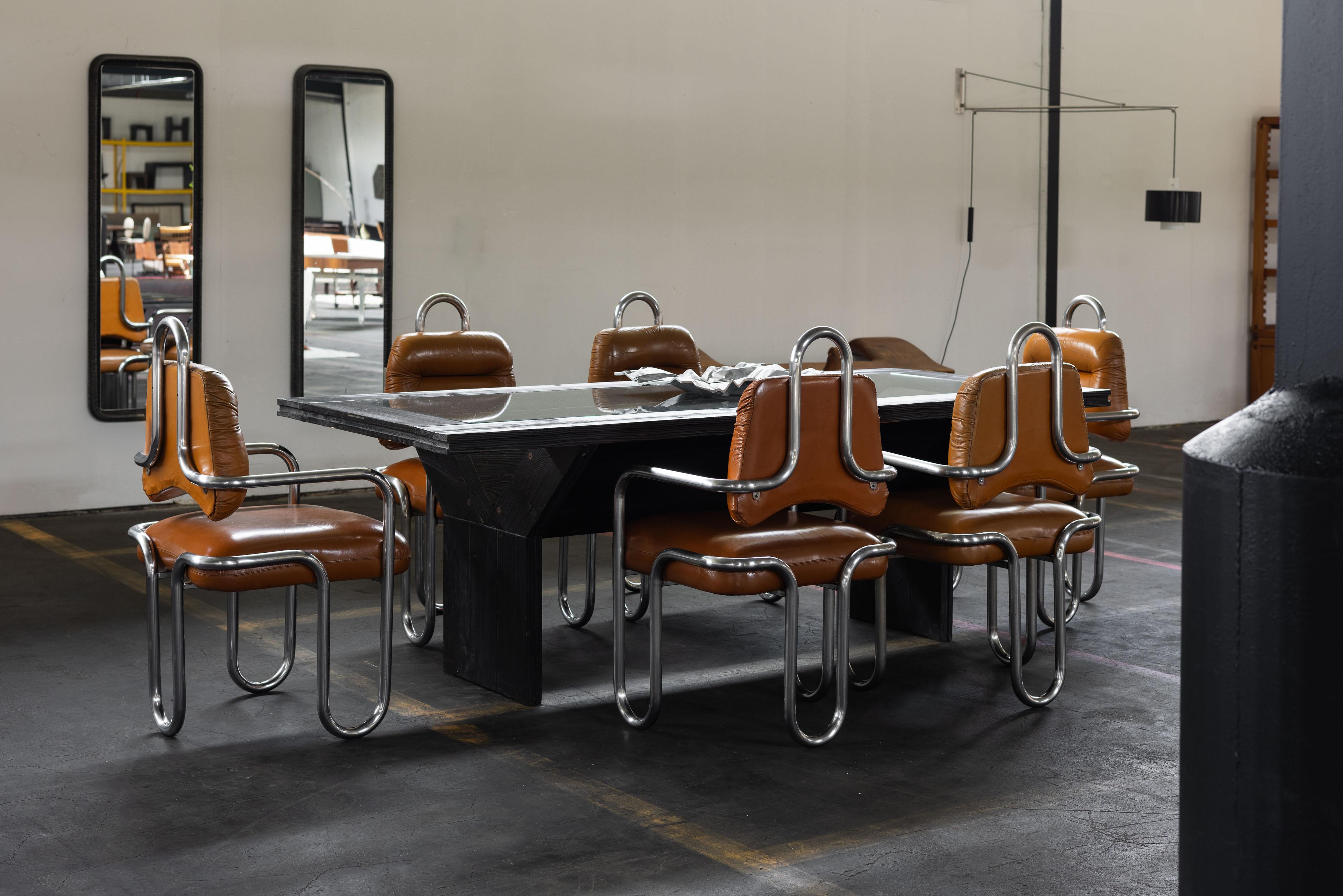 Este conjunto de seis sillas de comedor, diseñado por Kwok Hoi Chan para Steiner France en 1970, personifica el espíritu atrevido y dinámico del diseño de los años setenta. Conocido por su estilo distintivo, el diseñador chino Kwok Hoi Chan creó