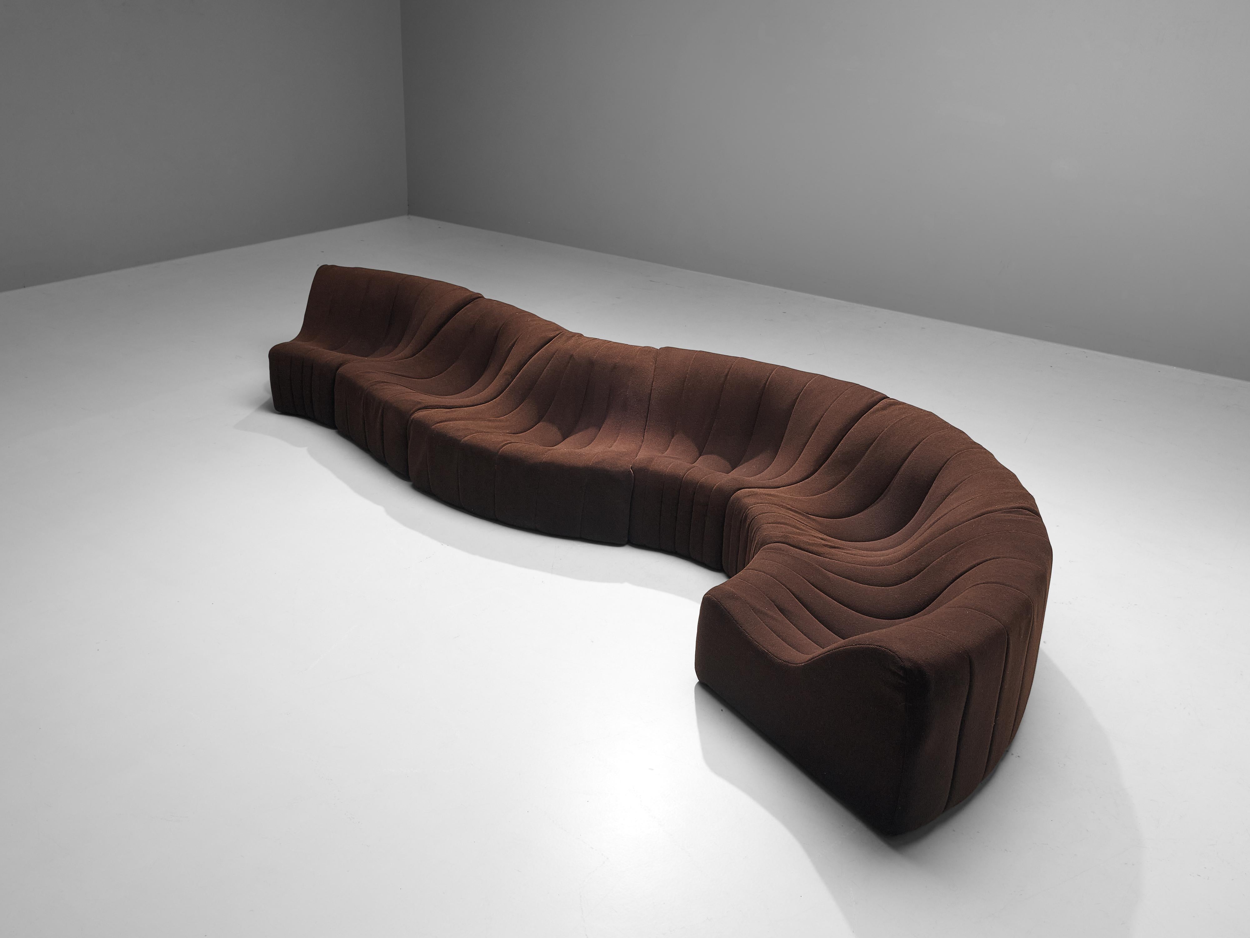 Kwok Hoi Chan for Steiner, modular sofa, model ´chromatic´, brown upholstery, France, circa 1970. 

Organic modular sofa designed by the Hong Kongese designer Kwok Hoi Chan. This grand piece of furniture contains six elements which can be arranged
