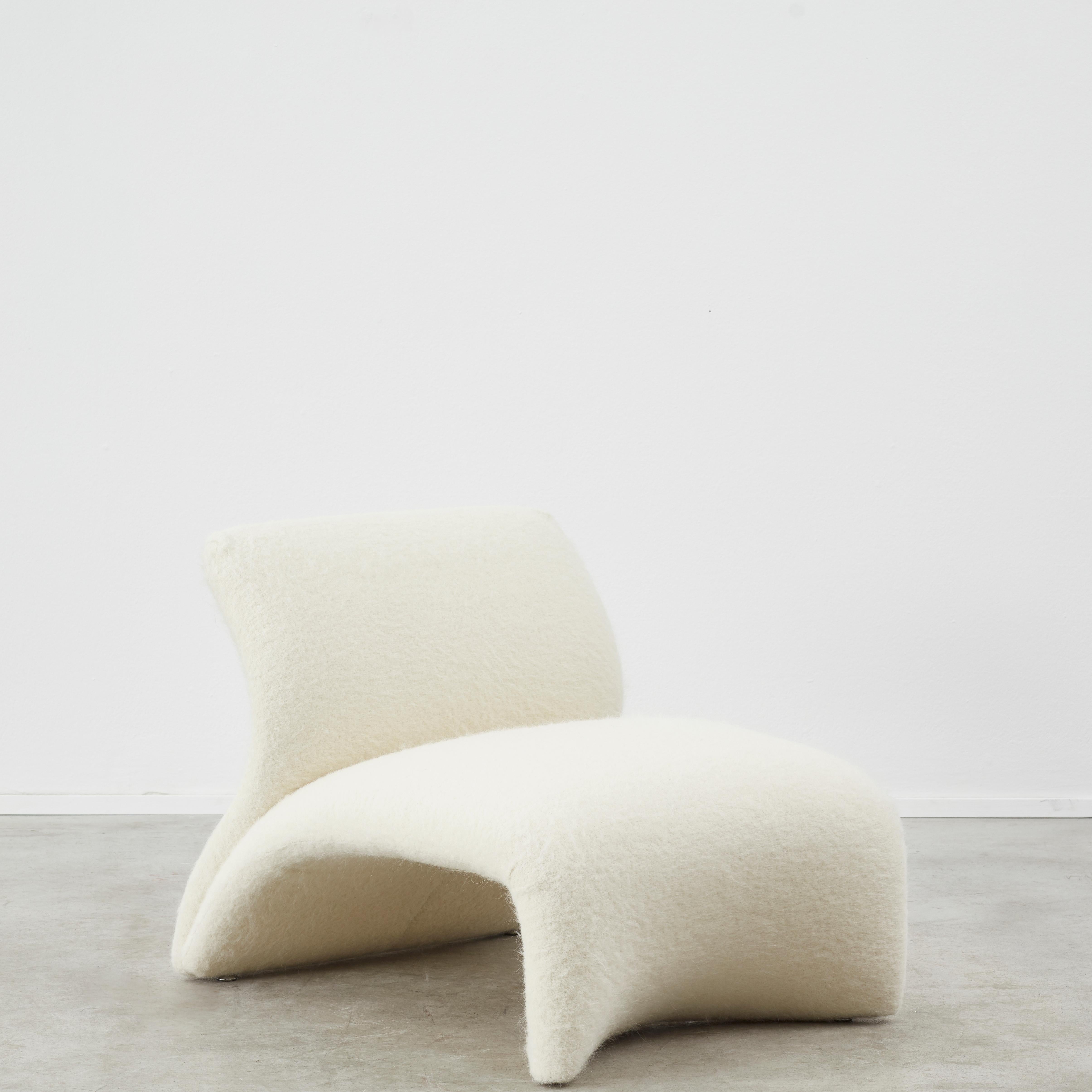 The Kaïdo lounge chair designed by Hong Kong born Kwok Hoï Chan is inspired from a fictional alphabet borrowed from Chinese calligraphy. Hoï Chan emigrated to Europe where in France he paired up with the Parisian manufacturer Steiner, whom he