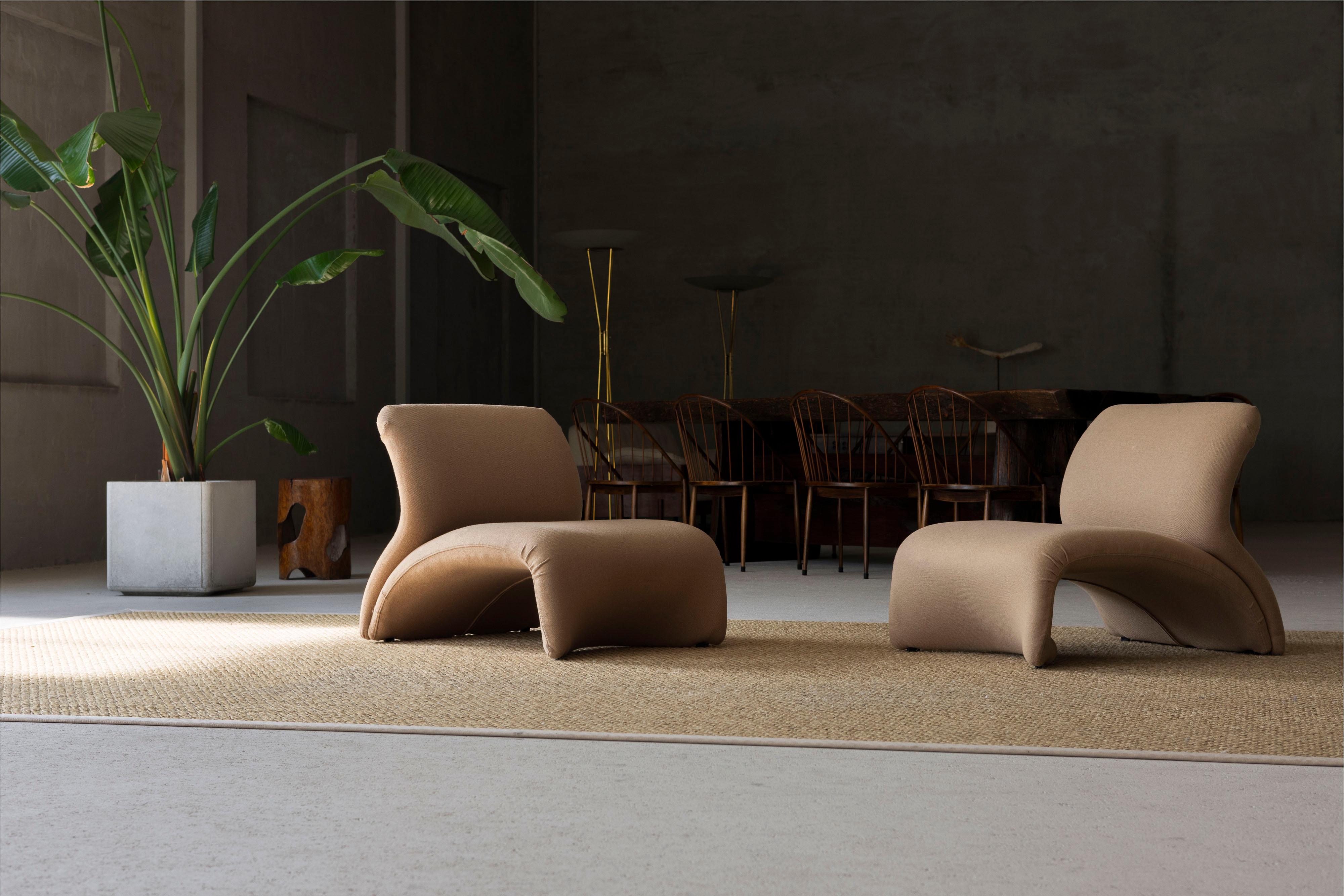 Voici une très belle et élégante paire de chaises 'Kaïdo', un design rare et emblématique de Kwok Hoi Chan, fabriqué par Steiner en France en 1968. Les chaises longues Kaïdo témoignent de la philosophie de conception unique d'A-CHAN, qui s'inspire