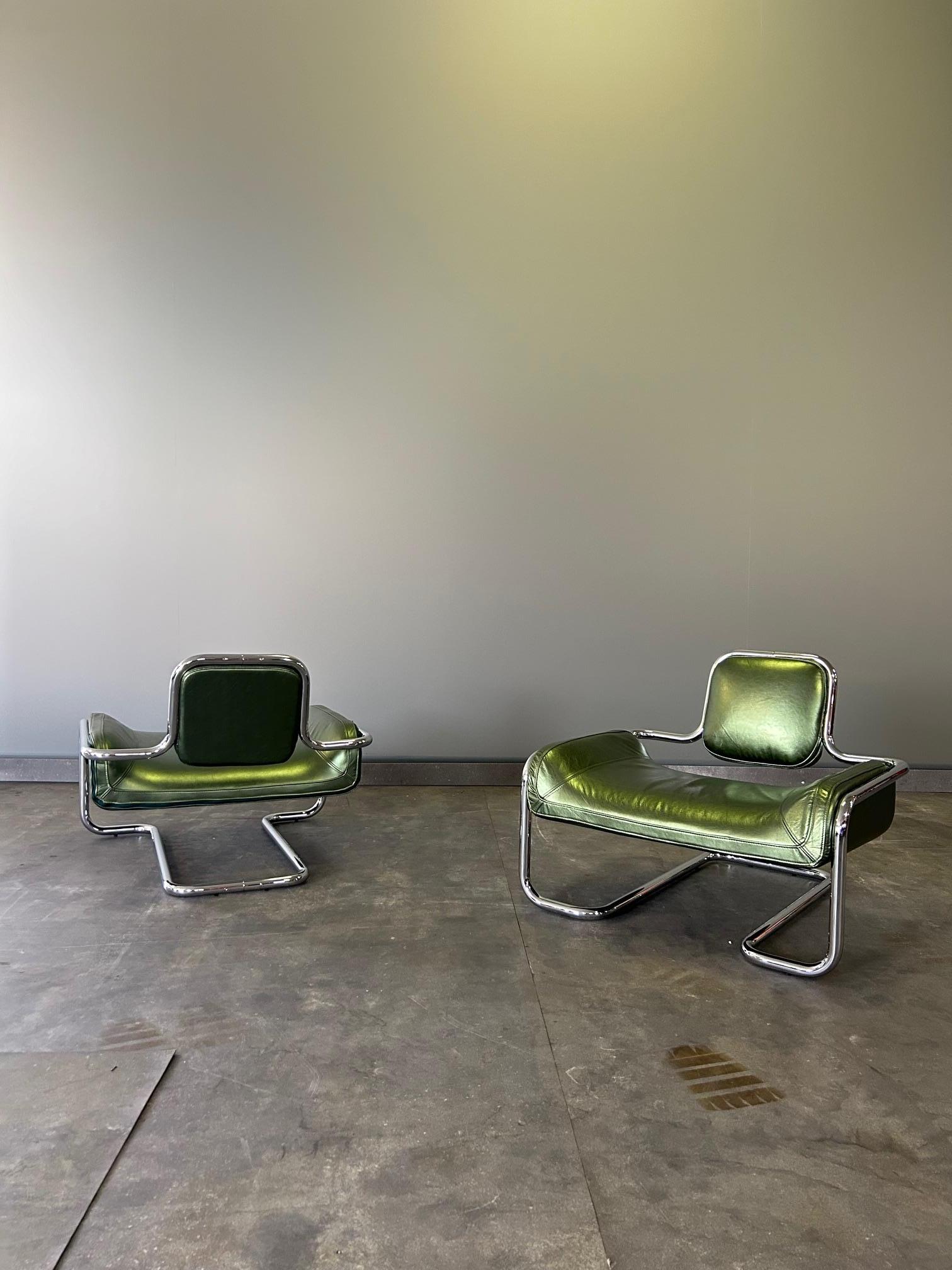 Conjunto de dos sillas Kwok Hoi Chan Limande de madera laminada verde, ed. Steiner, Francia, 1970. Steiner, Francia, años setenta.
Estructura de tubo de acero cromado, pies de plástico, cuero laminado verde, perfecto estado. 
Kwok Hoi Chan (1939 -