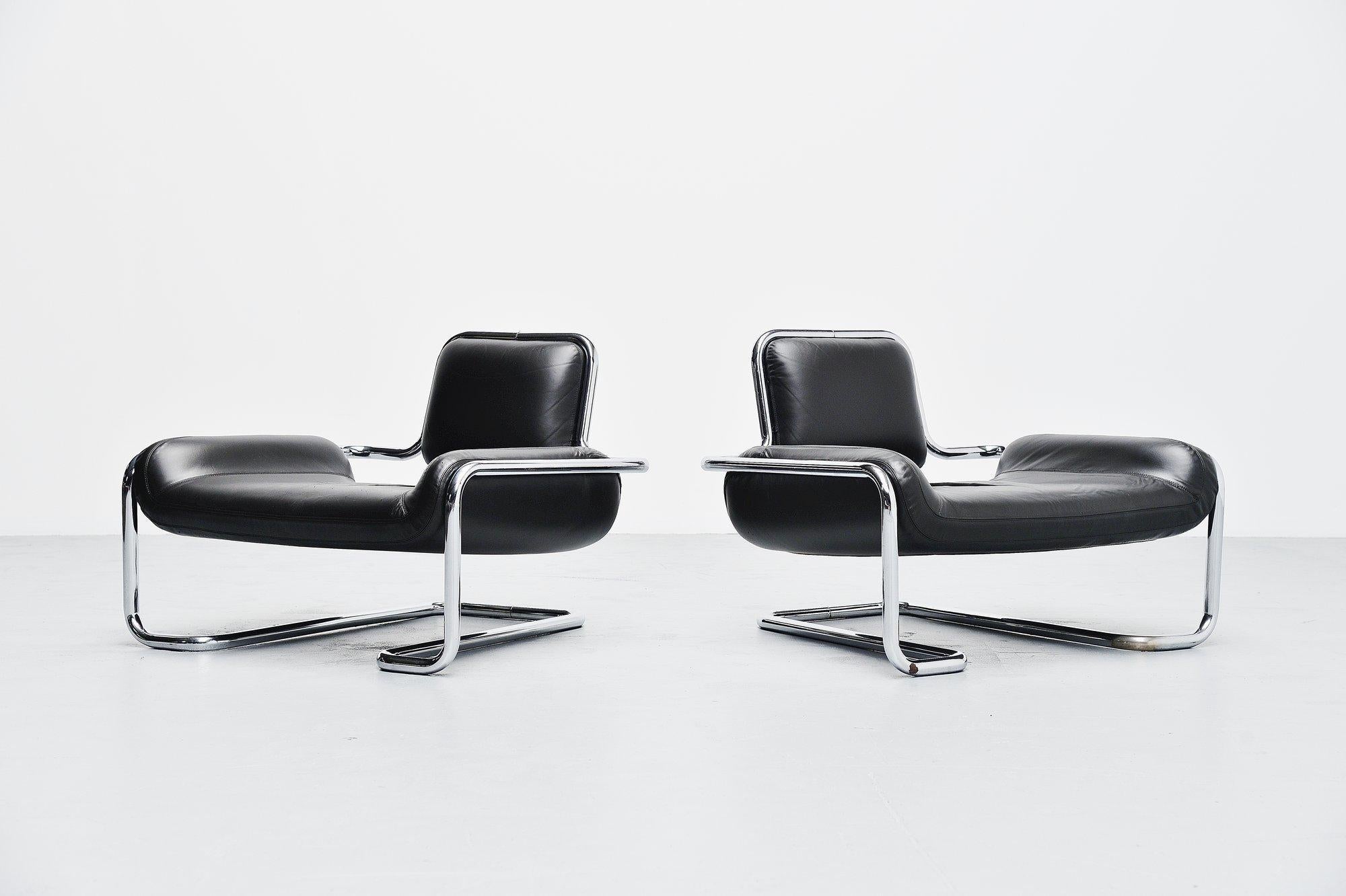 Rare paire de chaises longues basses conçues par Kwok Hoi Chan et fabriquées par Steiner:: France 1971. Ces chaises de salon aux formes fantastiques sont dotées d'une épaisse structure en métal tubulaire chromé et d'un siège rembourré en cuir noir.