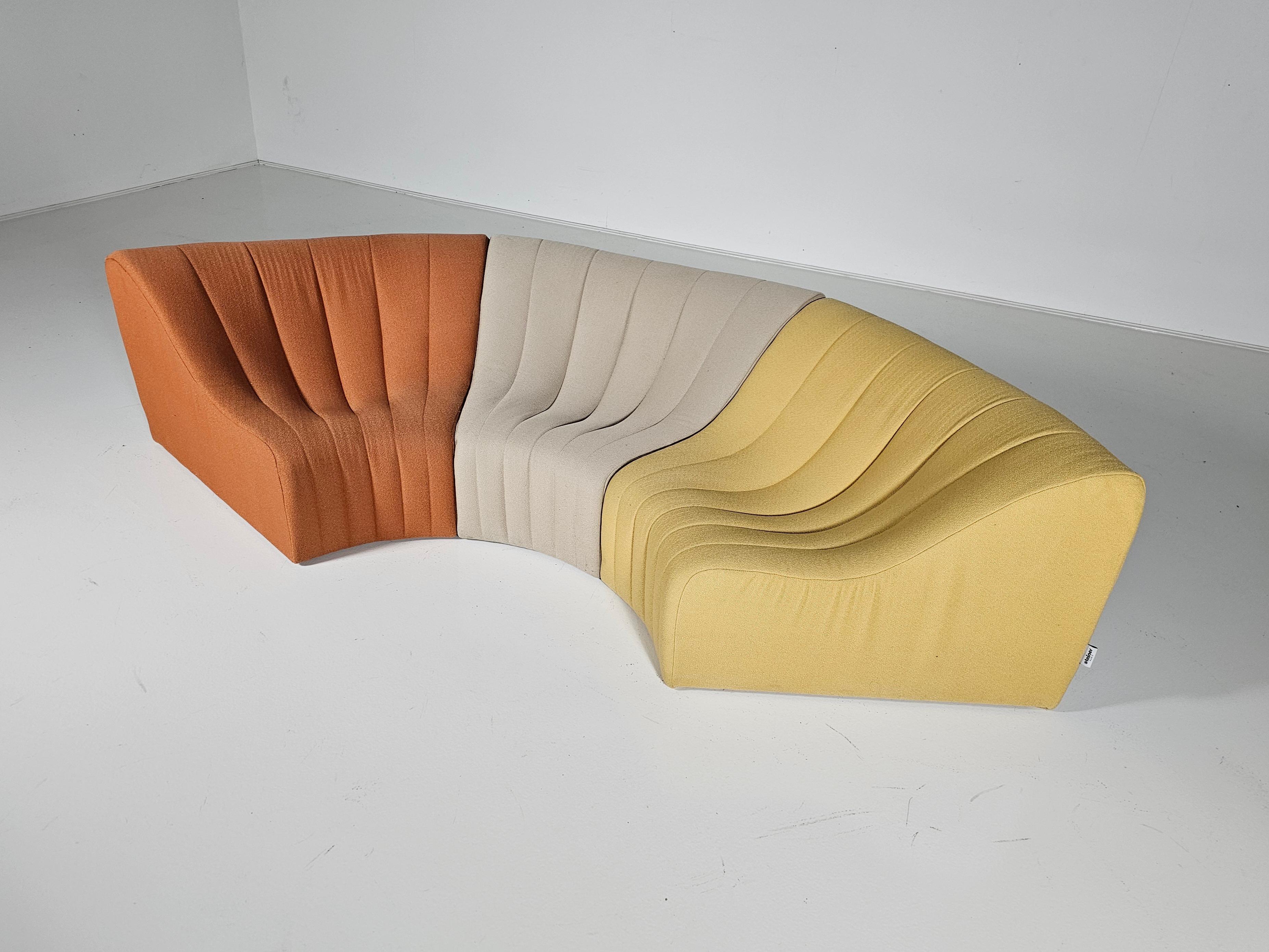 Kwok Hoi Chan pour Steiner, sofa sectionnel, modèle 'chromatic', tissu, France, 1970

Ce système de sièges sans couture se compose de trois éléments qui permettent de créer différentes configurations. Le tissu aux couleurs vives est encore d'origine
