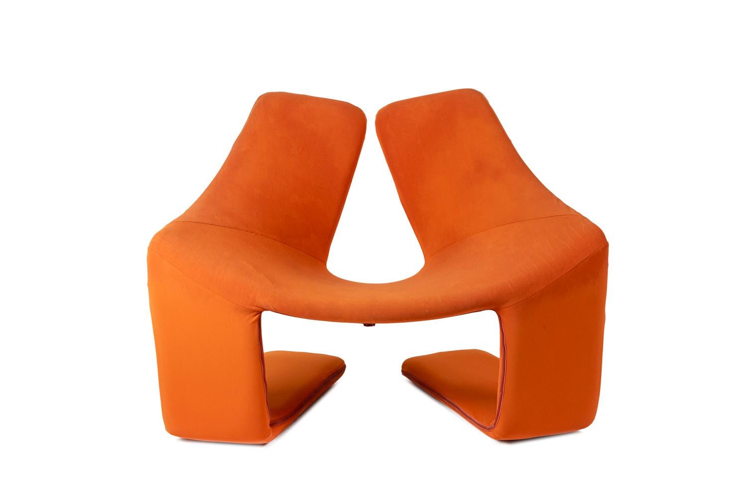 Kwok Hoï Chan for Steiner, attributed to.

“Zen” armchair with a metallic structure padded with foam and covered by a stretch orange fabric standing on two large feet in two parts. Back in two parts.

Work realized in 1969, more recent
