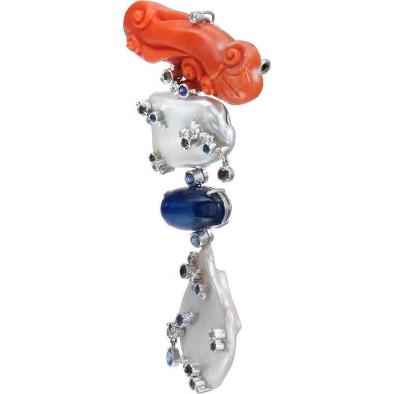 Signo de diseñador KY, broche/colgante colgante de oro blanco de 18k con coral tallado, nácar de forma libre, gran zafiro cabujón y aproximadamente 1,00 quilates de diamantes talla brillante redondos de color champán y blanco. 3,50 pulgadas de largo