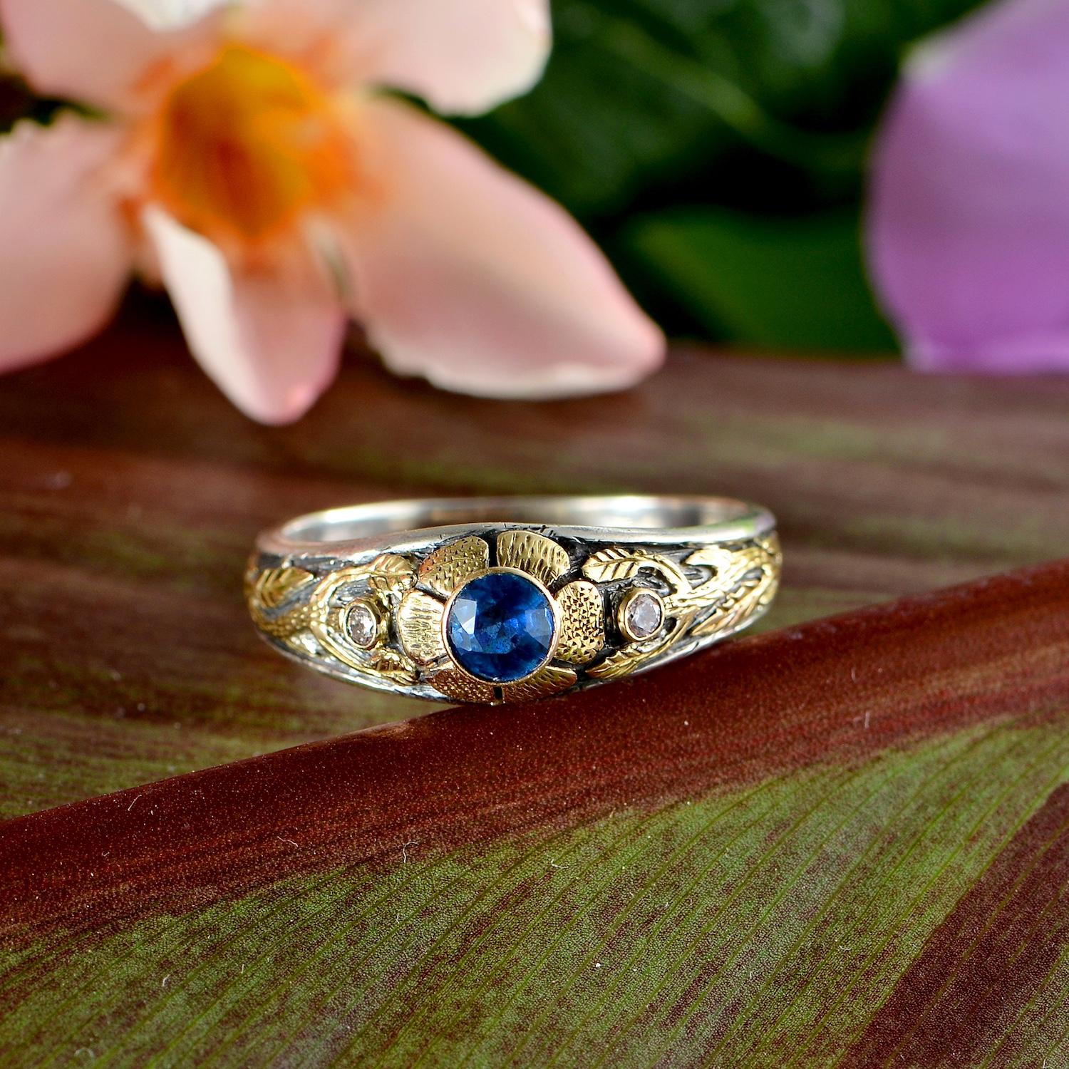 Artisan Anneau floral en or jaune 18k avec diamant et cyanite Emma Chapman en vente