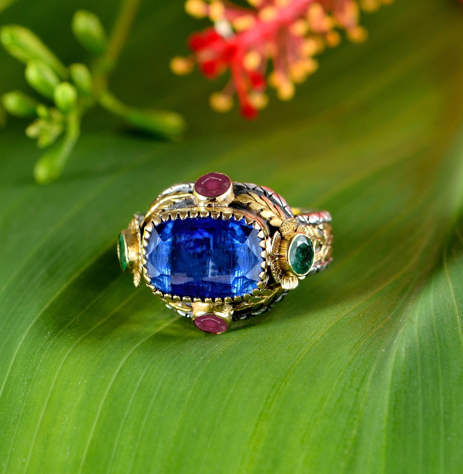 Artigiano Anello da cocktail con tormalina smeraldo e kianite in oro 18k e argento in vendita