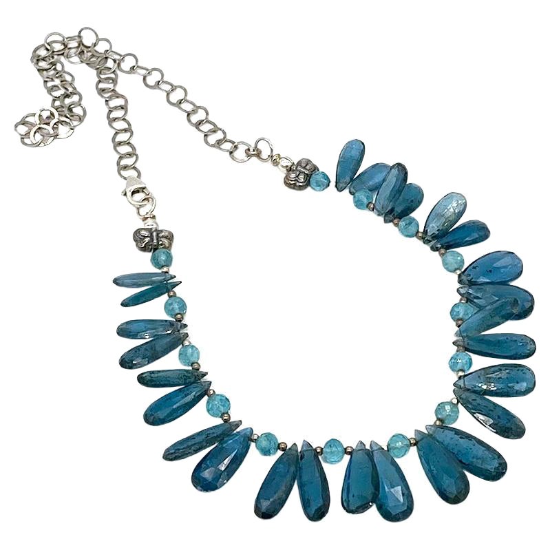Questa è una collana di cianite traslucida con catena sterlina. Abbiamo creato questa collana blu profondo con una rarissima cianite traslucida sfaccettata a pera di 19 x 8 mm, sfere di acquamarina sfaccettate di 5 mm e perline di sterlina di 1,5 mm