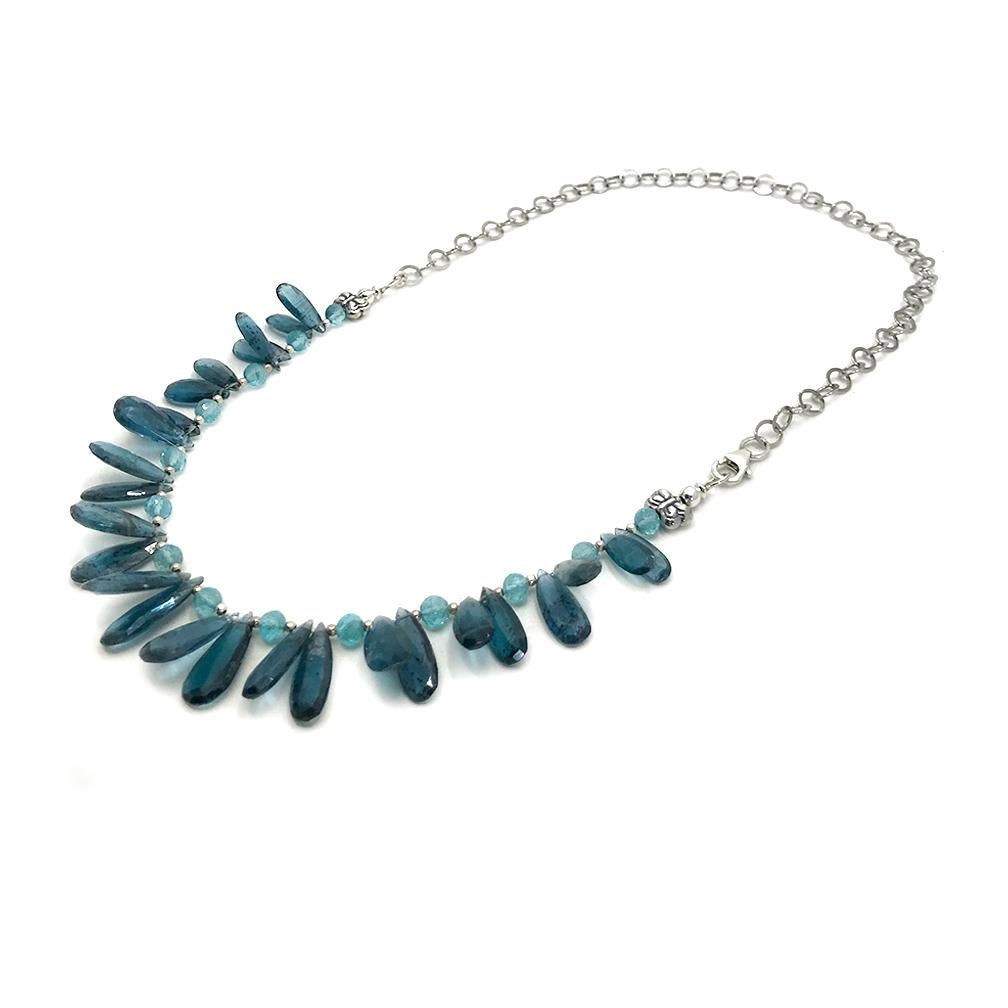 Artista Collana con gemma di kyanite e catena in argento sterling in vendita