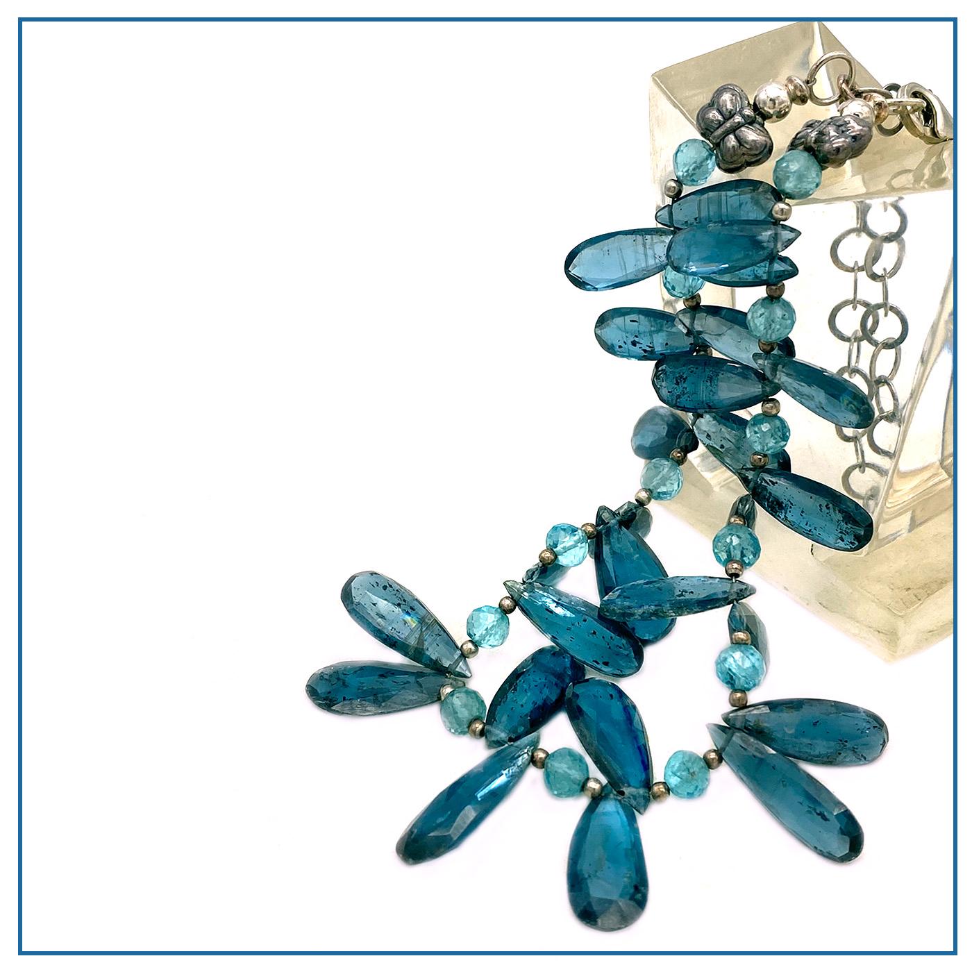 Taglio a goccia Collana con gemma di kyanite e catena in argento sterling in vendita