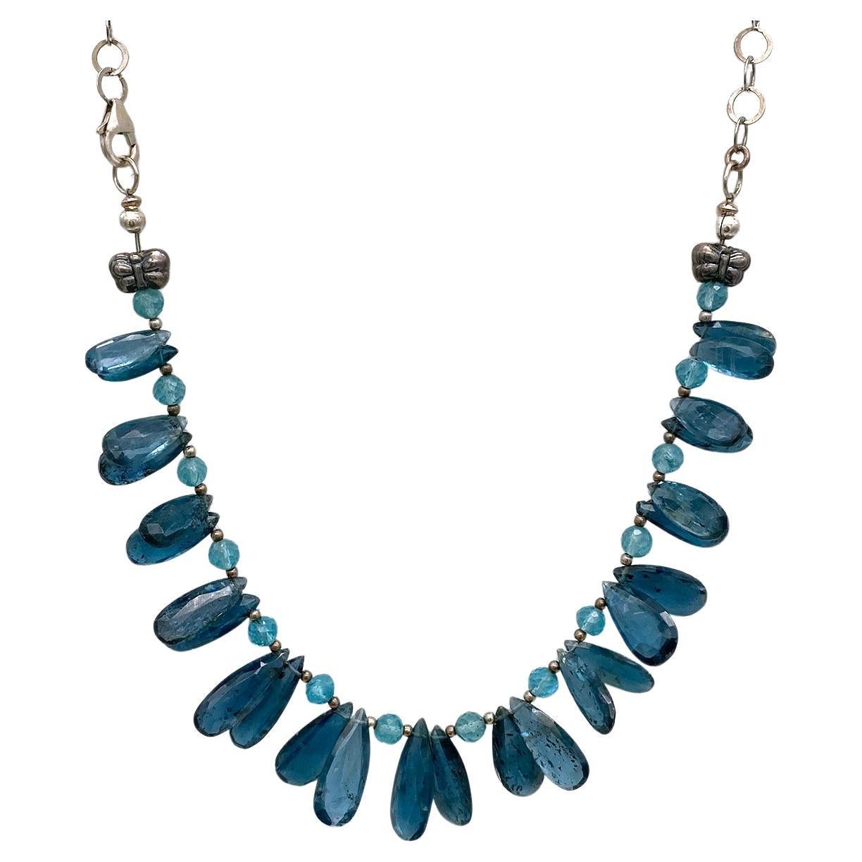 Collana con gemma di kyanite e catena in argento sterling