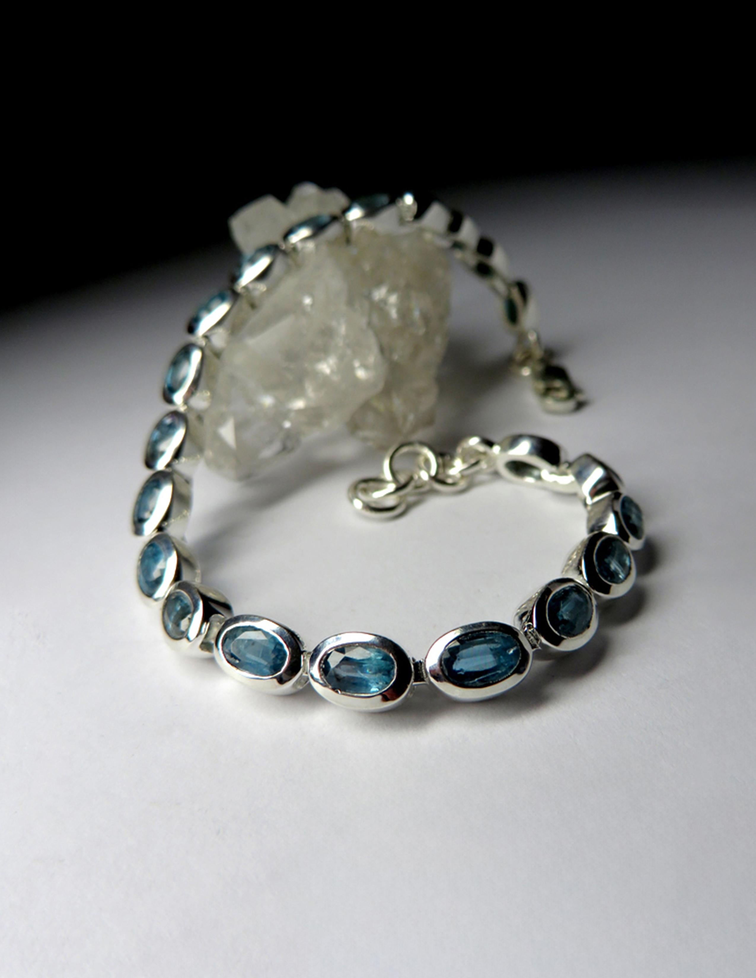 Silver bracelet with natural Kyanite
kyanite origin - Nepal
stone measurements - 0.12 x 0.2 in / 3 x 5 mm
bracelet weight - 12.42 grams
bracelet length from 6.89 to 7.68 in / from 17.5 to 19.5 cm
