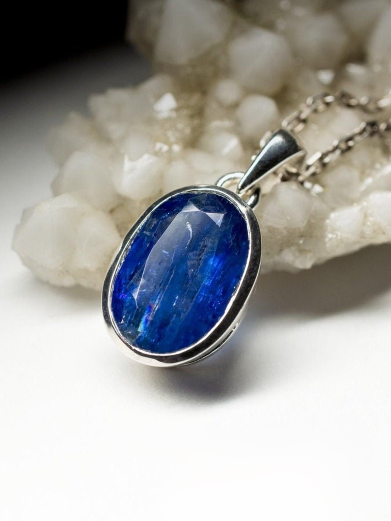 Silver pendant with natural Kyanite 
gemstone origin - Brazil
gem size is 0.28 x 0.39 x 0.59 in / 7 х 10 х 15 mm
pendant length - 0.98 in / 25 mm
pendant  weight - 3.93 grams
