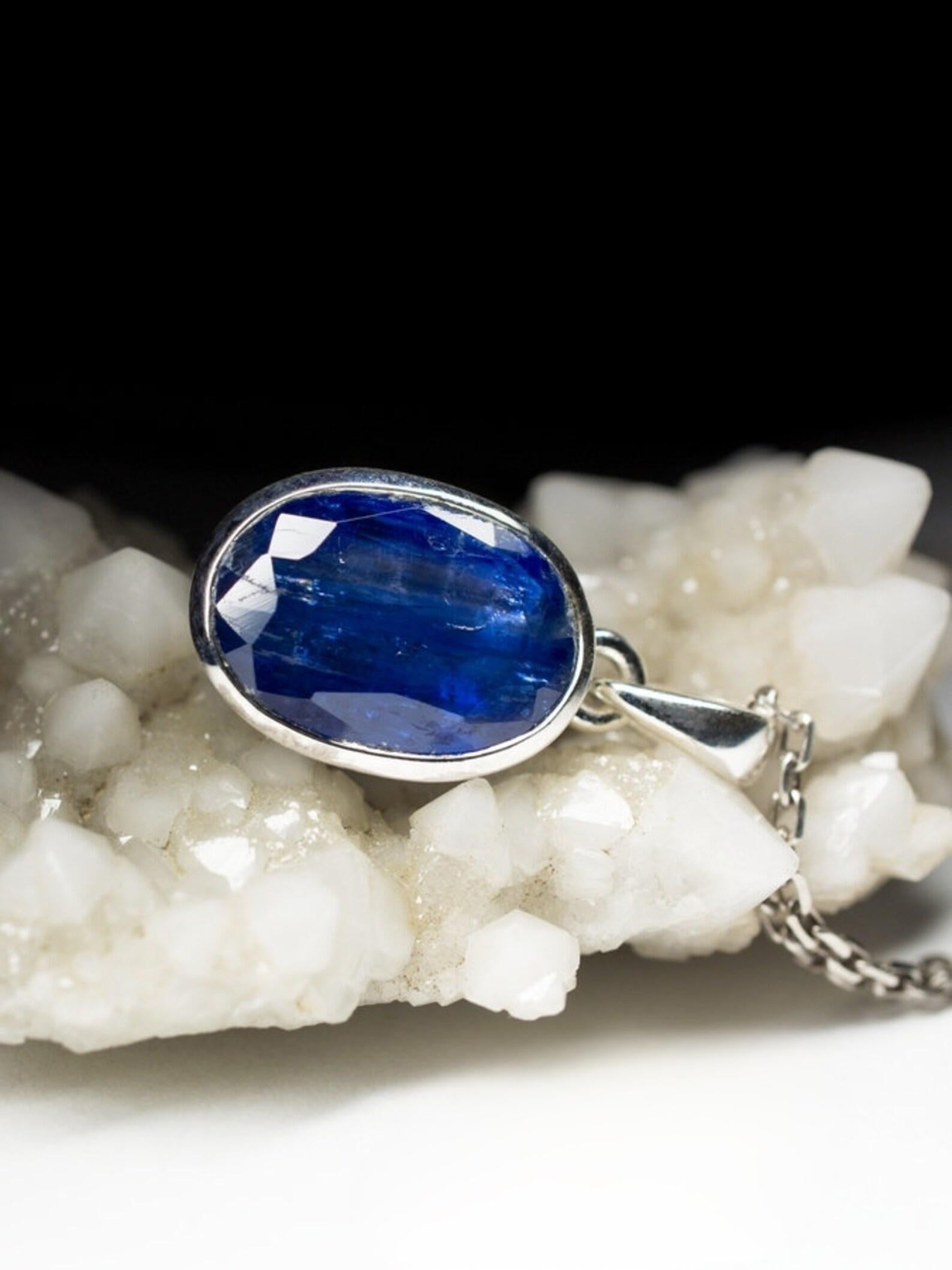 Kyanite Silver Pendant Natural Blue Gemstone Fine Unisex Jewelry Vintage style For Sale 1