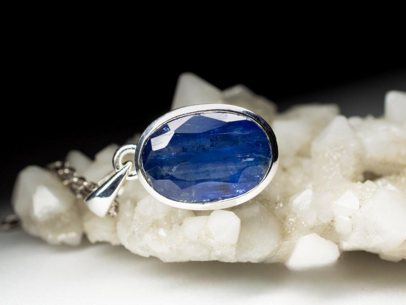 Kyanite Silver Pendant Natural Blue Gemstone Fine Unisex Jewelry Vintage style For Sale 4