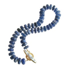 Choker-Halskette mit blauen Chalcedon- und Perlmutt-Intarsien in Zargenform