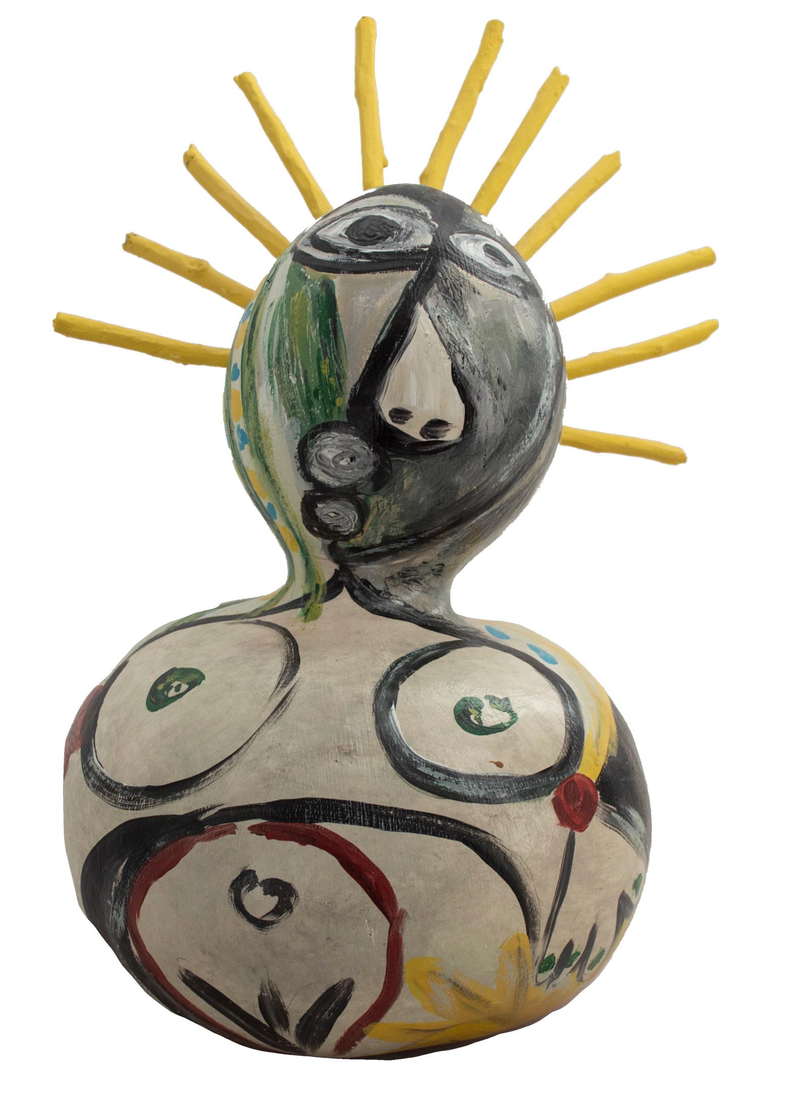 "Hommage an Picasso" ist ein von Kyle Zubatsky signiertes Acryl auf Kürbis. Diese Skulptur zeigt eine nackte Frau. Ihr Körper ist im unteren und größeren Teil der Kalebasse dargestellt, alles ist kreisförmig. Sie hat ein schmollendes Gesicht und