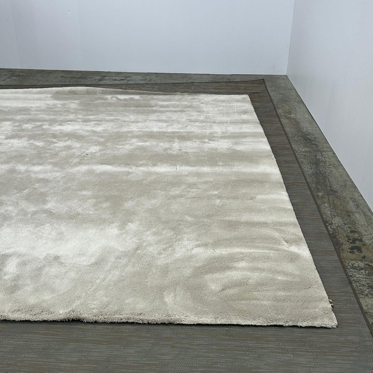 Introducing the Airy Premium Rug by Kymo, a beautiful addition to any luxury living space. This rug features a unique design that combines elegance and modernity. Crafted with high quality materials, the Airy Premium Rug boasts a soft and plush